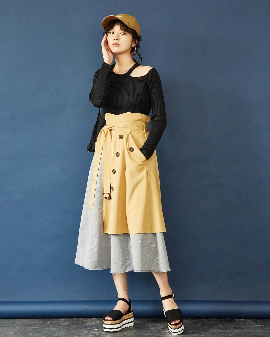 セシルマクビーさんのインスタグラム写真 - (セシルマクビーInstagram)「‘19 SPRING MARCH 【CASUAL BUT CHIC】 FEAT.FUMIKA BABA . . 女優、馬場ふみかさんが着こなす CECIL McBEEのNEW COLLECTION Ailandにて展開中！ . . チェック柄のスカートに、トレンチコートをレイヤードしたような配色スカート♪かっちり＆ひらりの異素材がMIXされているので、これ一枚でスタイリングが完成◎ トレンチ部分が短く長短もついて、メリハリが付きバランスよく仕上がっています。ウエスト部分は、ベルト上にもデザインが続くハイウエスト仕様で、脚長効果も抜群です！ . . skirt ¥6,900+tax 【310110231900】 ※店頭発売中  knit ¥2,900+tax 【312010351900】 ※店頭発売中 . . #CECILMcBEE#セシルマクビー #NEWCOLLECTION#Ailand #spring#march#casual#chic #skirt#knit#スカート#ニット #スタイリング#新作#新作アイテム #馬場ふみか#トレンチスカート」3月16日 19時55分 - cecilmcbee_official