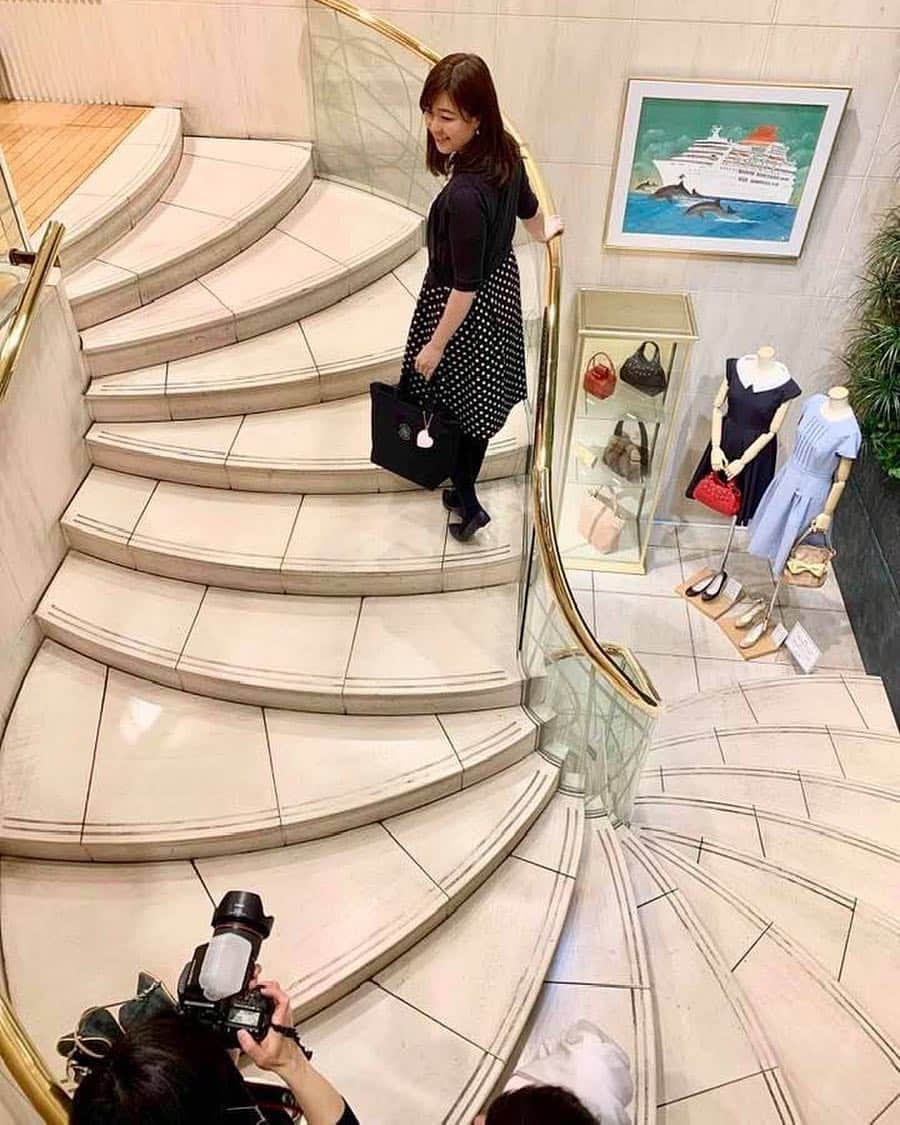 のインスタグラム：「. . .【キタムラ様で撮影でした♪】 .店内では沢山撮影させてもらいました☺️ . #コラボバッグ #キタムラ #元町商店街 #オアシス #神奈川MEBYOスタイルアンバサダー #フリーアナウンサー金谷有希子 #神奈川県 #神奈川 #県庁 #MEBYOスタイル #フリーアナウンサー #金谷有希子 #ママアナウンサー #女の子ママ #11ヶ月」