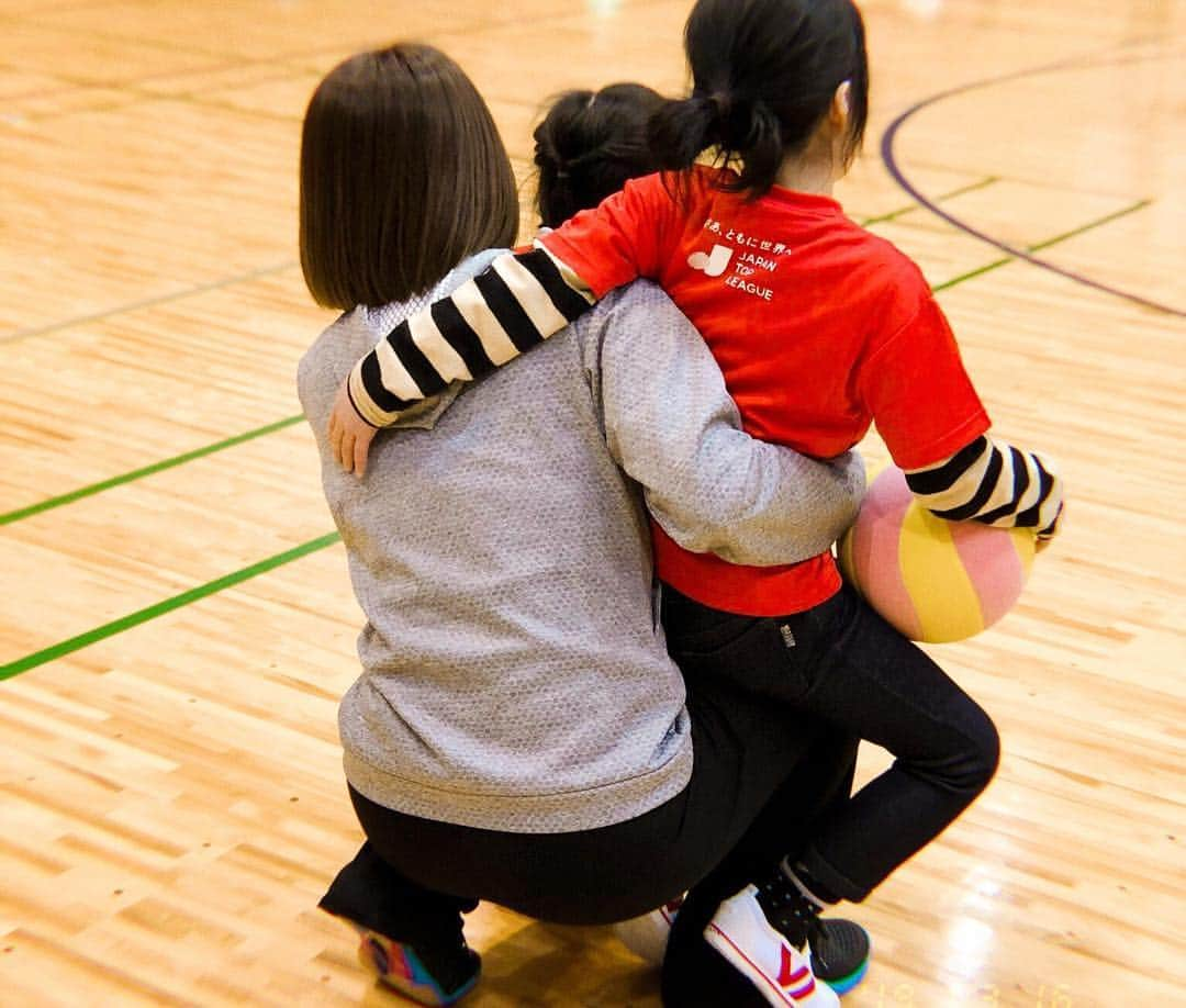 藤井瑞希さんのインスタグラム写真 - (藤井瑞希Instagram)「・ ・ SOMPO BALL GAME FESTA in 北広島に参加して来ました😊🏐⚾️🏀🏉 ・ ・ 午前は低学年のお子さんと親御さんとボールを使い楽しく体を動かしました！ ・ ・ 午後はバレーボール・ソフトボール・ラグビー・バスケットの体験を三年生以上の子供達と一緒に参加させていただきました🥰 ・ ・ 私の中でタグラグビーとかラグビーが楽しくて、見に行きたいと素直に思いました💞 ・ ・ 参加してくれた皆さんありがとうございました❤️ ・ ・ #バレーボール #ソフトボール #ラグビー #バスケットボール #ボールフェスタ」3月16日 20時13分 - bdmntnfujiimizuki