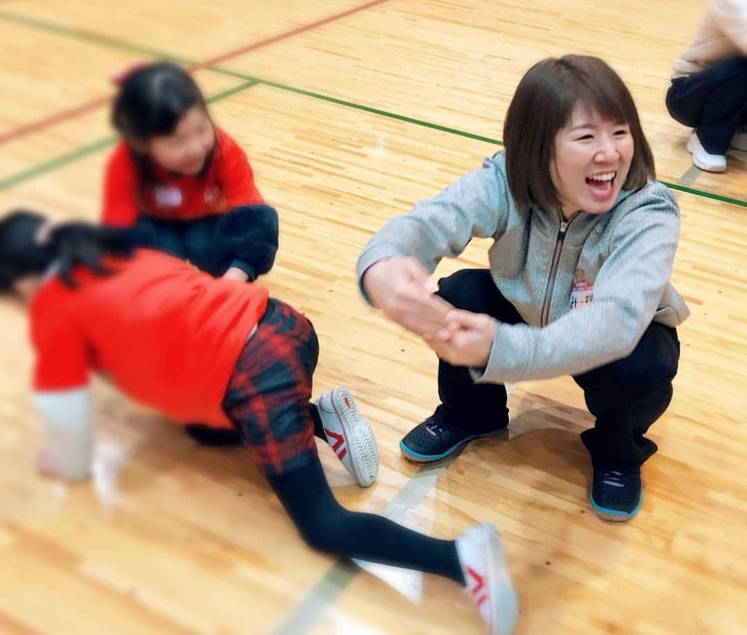 藤井瑞希さんのインスタグラム写真 - (藤井瑞希Instagram)「・ ・ SOMPO BALL GAME FESTA in 北広島に参加して来ました😊🏐⚾️🏀🏉 ・ ・ 午前は低学年のお子さんと親御さんとボールを使い楽しく体を動かしました！ ・ ・ 午後はバレーボール・ソフトボール・ラグビー・バスケットの体験を三年生以上の子供達と一緒に参加させていただきました🥰 ・ ・ 私の中でタグラグビーとかラグビーが楽しくて、見に行きたいと素直に思いました💞 ・ ・ 参加してくれた皆さんありがとうございました❤️ ・ ・ #バレーボール #ソフトボール #ラグビー #バスケットボール #ボールフェスタ」3月16日 20時13分 - bdmntnfujiimizuki