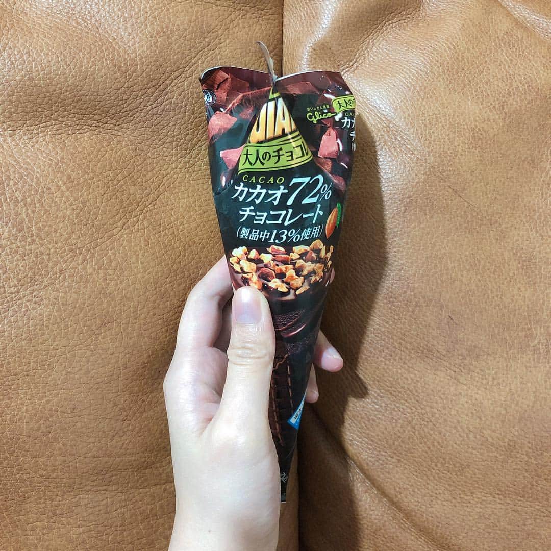 前田玲奈さんのインスタグラム写真 - (前田玲奈Instagram)「お家ごはんを食べたあとのシメに！ 去年かな？気に入って買い足して、とっておいた  #ジャイアントコーン ✨ カカオが濃い分甘さ控えめで、チョコレート濃厚で好き〜♡ ✄­­--­­--­­--­­--­­--­­--­­­­--­­--­­--­­--­­--­­--­­--­­--­­--­­--­­--­­--­­--­­--­­--­--­­--­­--✄ #アイ活 #giantcorn #glico #chocolate #コンビニアイス #icecream #大人のチョコレート」3月16日 20時06分 - maedarena_ice