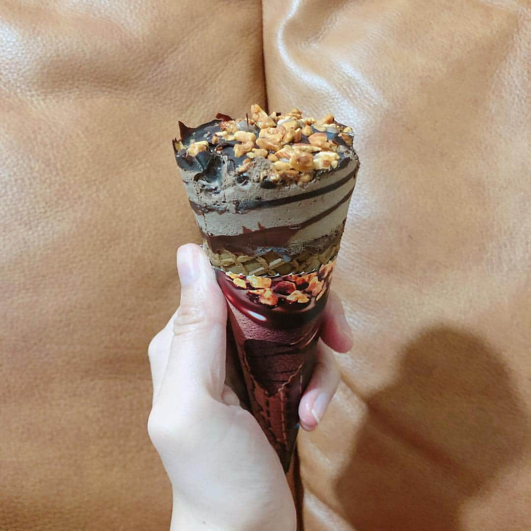 前田玲奈さんのインスタグラム写真 - (前田玲奈Instagram)「お家ごはんを食べたあとのシメに！ 去年かな？気に入って買い足して、とっておいた  #ジャイアントコーン ✨ カカオが濃い分甘さ控えめで、チョコレート濃厚で好き〜♡ ✄­­--­­--­­--­­--­­--­­--­­­­--­­--­­--­­--­­--­­--­­--­­--­­--­­--­­--­­--­­--­­--­­--­--­­--­­--✄ #アイ活 #giantcorn #glico #chocolate #コンビニアイス #icecream #大人のチョコレート」3月16日 20時06分 - maedarena_ice