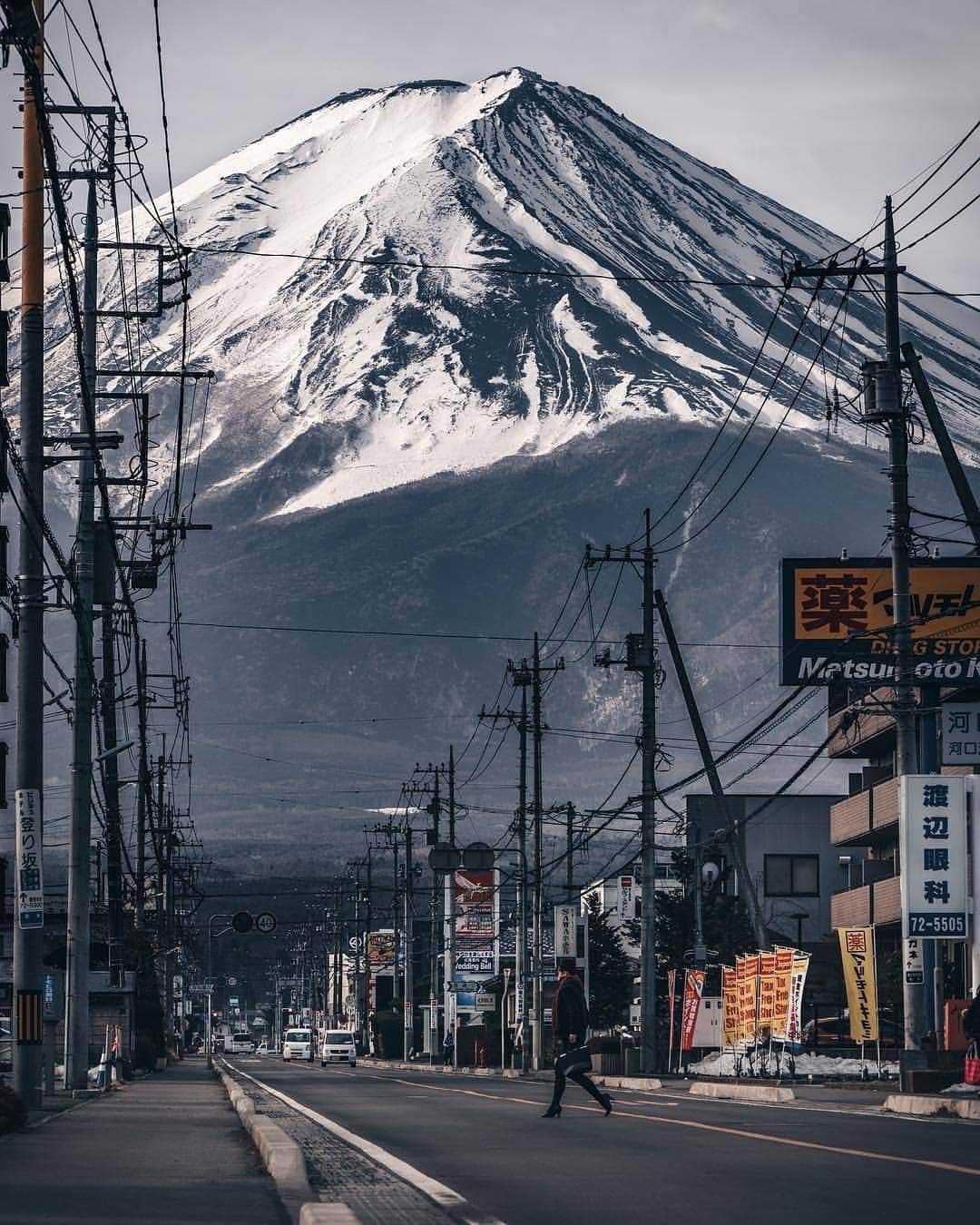 Discover Earthさんのインスタグラム写真 - (Discover EarthInstagram)「These are some of the most impressive shots of the Mount Fuji we have ever seen ! Don't they make you want to jump on a plane for Japan ?🗻🇯🇵 Is Mount Fuji on your bucket list ? Tag someone who will love these ! — 📍#DiscoverJapan — 📸 Photos by @rkrkrk ​」3月16日 20時07分 - discoverearth