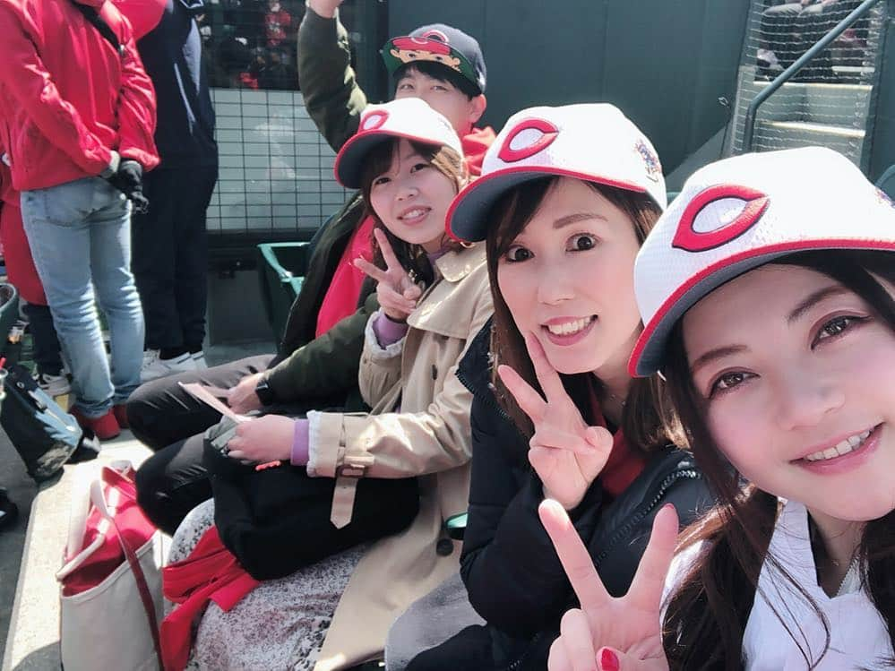 大井智保子さんのインスタグラム写真 - (大井智保子Instagram)「〝2019.3.16 新井さん引退セレモニー〟 笑いあり、そして涙ありの引退セレモニーでした。 . 「ただ、ただ、ありがとう。」 カープ好きの野球少年が、20年間野球を続けた、 新井さんらしい、新井さんならではの素晴らしい時間でした…☺️ その遺伝子は息子ちゃん達にしっかりと受け継がれているようで、2人のユニフォームにはカープ選手のサインがびっしり😆 カープファンだった少年が、いつかカープ選手になってくれることを期待しちゃいますね☺️☺️ 新井さんに似てすでに背が高くて、将来がとっても楽しみだな✨ また「新井選手」がカープに誕生することを期待しています‼️ . 新井さん、20年間おつかれさまでした！13年間、ありがとうございました！！ 今までもこれからもずっと大好きです！！！ . #新井引退セレモニー  #新井貴浩 #新井さん #おつかれさまでした #引退試合 #引退  #カープ #広島東洋カープ  #オープン戦 #マツダスタジアム #ズムスタ #野球女子 #カープ女子 #野球好き #山本浩二 #黒田博樹」3月16日 20時08分 - chihokoi