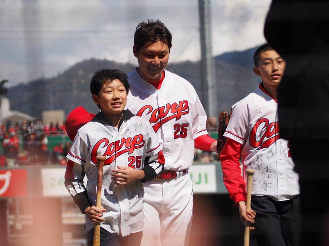 大井智保子さんのインスタグラム写真 - (大井智保子Instagram)「〝2019.3.16 新井さん引退セレモニー〟 笑いあり、そして涙ありの引退セレモニーでした。 . 「ただ、ただ、ありがとう。」 カープ好きの野球少年が、20年間野球を続けた、 新井さんらしい、新井さんならではの素晴らしい時間でした…☺️ その遺伝子は息子ちゃん達にしっかりと受け継がれているようで、2人のユニフォームにはカープ選手のサインがびっしり😆 カープファンだった少年が、いつかカープ選手になってくれることを期待しちゃいますね☺️☺️ 新井さんに似てすでに背が高くて、将来がとっても楽しみだな✨ また「新井選手」がカープに誕生することを期待しています‼️ . 新井さん、20年間おつかれさまでした！13年間、ありがとうございました！！ 今までもこれからもずっと大好きです！！！ . #新井引退セレモニー  #新井貴浩 #新井さん #おつかれさまでした #引退試合 #引退  #カープ #広島東洋カープ  #オープン戦 #マツダスタジアム #ズムスタ #野球女子 #カープ女子 #野球好き #山本浩二 #黒田博樹」3月16日 20時08分 - chihokoi