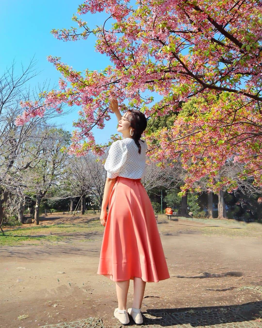 中島絢乃さんのインスタグラム写真 - (中島絢乃Instagram)「🌸🌸🌸﻿﻿ ﻿﻿ ﻿﻿ ﻿﻿ もう桜が咲いてるよ☺️🌸💭﻿﻿ ﻿﻿ あー！春が来るーー！！！🌷💐﻿ 嬉しいーーーーーーーー😭💘💭﻿﻿ あったかい時間が増えるだけで﻿﻿ 単純に幸福度が上がるーーー！！😭💕💕💕笑﻿﻿ ﻿﻿ ﻿﻿ ﻿﻿ ﻿﻿ ﻿﻿ 春にぴったりのこのスカートは﻿﻿ #mystrada (@mystrada_official )のものです💫﻿﻿ 海外の方に、通りすがりに褒められたよ！😳💐💘﻿﻿ ﻿﻿ 背が低い私でも、﻿ ぺたんこ靴に合わせて履けるスカート！✨﻿ このシルエットはありがたい！！！😂💘﻿ ﻿ ﻿ 春はスカートが履きたくなるよねー！☺️🌸💭﻿﻿ THE 女の子したくなる😳💭🌷 ﻿﻿ ❤︎❤︎❤︎❤︎❤︎❤︎❤︎❤︎❤︎❤︎❤︎❤︎❤︎❤︎❤︎﻿﻿ #arpege_story#mystrada#pr @arpege_story #春コーデ#春コーディネート」3月16日 20時11分 - nakajima_ayano