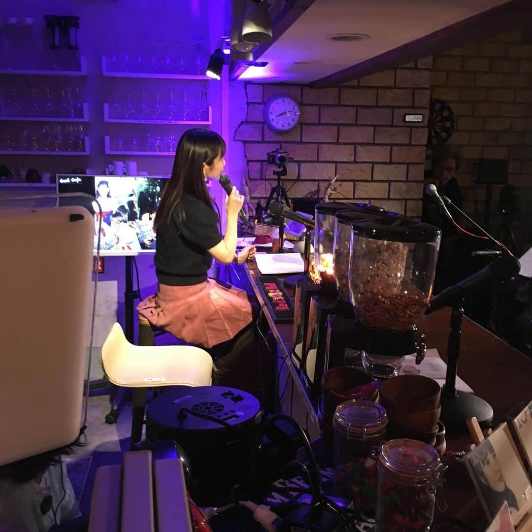 SHUUBIさんのインスタグラム写真 - (SHUUBIInstagram)「今から辻香織ちゃんの配信番組にゲスト出演します！ちょこっと演奏したりセッションしたり♪ ↓こちらからご覧ください！ https://m.facebook.com/videos/live/m/redirect/2389117017786810/?refsrc=http%3A%2F%2Ft.co%2F1lpnm2TI4S&_rdr  #shuubi #辻香織 #弾き語り #シンガーソングライター #配信 #番組 #ゲスト出演 #音楽 #音楽好きな人と繋がりたい」3月16日 20時15分 - shuubihidemi