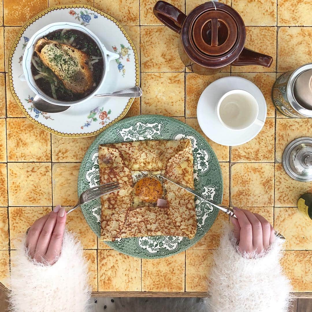 藤川沙弥のインスタグラム：「じゃがいもとチーズのガレット🧀♡ カロスキル付近だからお買い物の前の ブランチにピッタリ😋 オニオンスープもすごい濃厚で美味しかったよ!  #saya_korea」