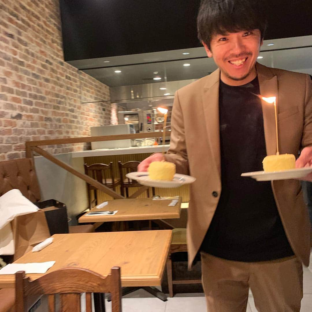 正中雅子さんのインスタグラム写真 - (正中雅子Instagram)「お誕生日ネタ引きずってますが、 @wakkin__m & @shinkalinkable からこんな綺麗なお花をもらったのでポスト🕊 * @yorkys_brunch  プロデュースのチーズ専門店FROMAが 神戸国際会館の地下に出来たのでみんなで行ってきました🧀🤤 * どれもとっても美味しいく、またゆっくり来たいお店になりました！ * そして空気読めず滞在10分で帰ろうとしてたら ケーキとお花を用意してお祝いしてくれた🥺❤️ありがとう🙏 * 36歳、こんなにお祝いしてもらって幸せだよ🌷 * #前髪一本ぴろりんが不覚 #birthday#thankyou #幸せなやつー」3月16日 20時21分 - masacoshonaka