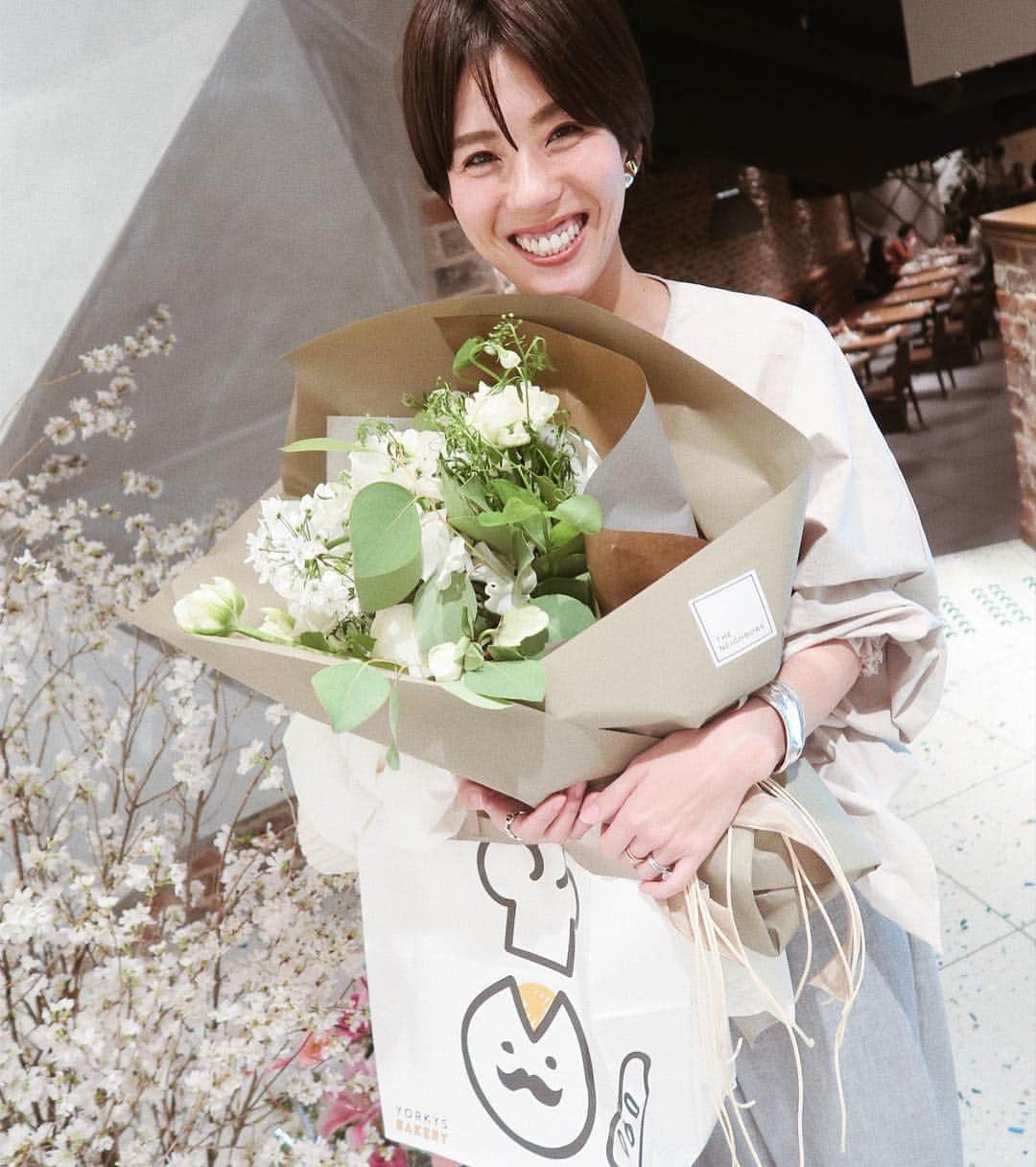正中雅子さんのインスタグラム写真 - (正中雅子Instagram)「お誕生日ネタ引きずってますが、 @wakkin__m & @shinkalinkable からこんな綺麗なお花をもらったのでポスト🕊 * @yorkys_brunch  プロデュースのチーズ専門店FROMAが 神戸国際会館の地下に出来たのでみんなで行ってきました🧀🤤 * どれもとっても美味しいく、またゆっくり来たいお店になりました！ * そして空気読めず滞在10分で帰ろうとしてたら ケーキとお花を用意してお祝いしてくれた🥺❤️ありがとう🙏 * 36歳、こんなにお祝いしてもらって幸せだよ🌷 * #前髪一本ぴろりんが不覚 #birthday#thankyou #幸せなやつー」3月16日 20時21分 - masacoshonaka