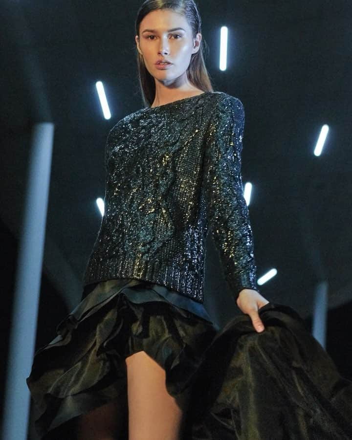 のインスタグラム：「Shimmery textures will make your head spin! #ScervinoSS19 . . #ErmannoScervino #leather #organza #springsummer #ss19 #sscollection #eveningwear #macrame #blackboots #couture #handmade #madeinitaly」