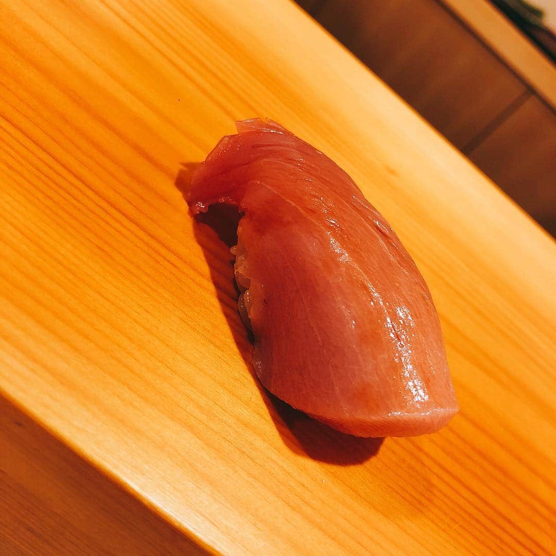 里美ゆりあさんのインスタグラム写真 - (里美ゆりあInstagram)「鮨あらい(*ᴗˬᴗ) すっごく量があったけどなんとか完食。スミイカ釣ってみたいな、美味しい♡♡ #鮨あらい#寿司#銀座#ginza#gourmet#グルメ#マグロ#スミイカ#タチウオ#サワラ#魚#fish」3月16日 20時24分 - satomiyuria