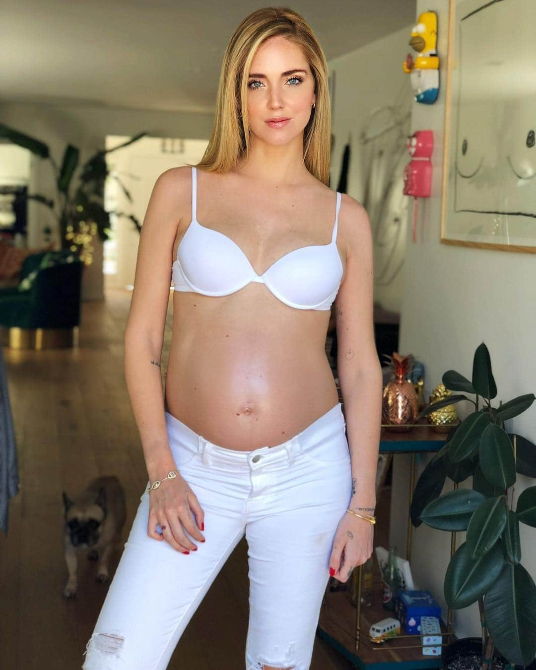 キアラ・フェラーニさんのインスタグラム写真 - (キアラ・フェラーニInstagram)「This was me, exactly a year ago. I was 36 weeks pregnant, at home rest in Los Angeles, with Mati and Fede by my side, ready to meet my baby boy. At that time I remember I decided not to post this photo, and It was not because I had a stain on my white denim. I felt insecure about sharing my body at that stage of the pregnancy. I am not always self confident, and even If i have a great relationship with my body most of the time, a pregnancy is both magical and difficult on so many levels. Only women who have tried it can really relate. Now, a year later, holding my favorite person in the world in my arms I can say this: body, I’m so proud of you. For all the times you made my heart beat, for all the times you loved me back, even when I didn’t love you enough. For recovering each time and making me experience life, day after day. For waking up, every morning. But, most of all, for creating life. Loving your body is a long process, but I really encourage each one of you to say something nice to yourself, everytime you look at the mirror. This is how the self confidence revolution starts. Love yourself first, so that others will love you too 🙏🏻」3月16日 20時25分 - chiaraferragni