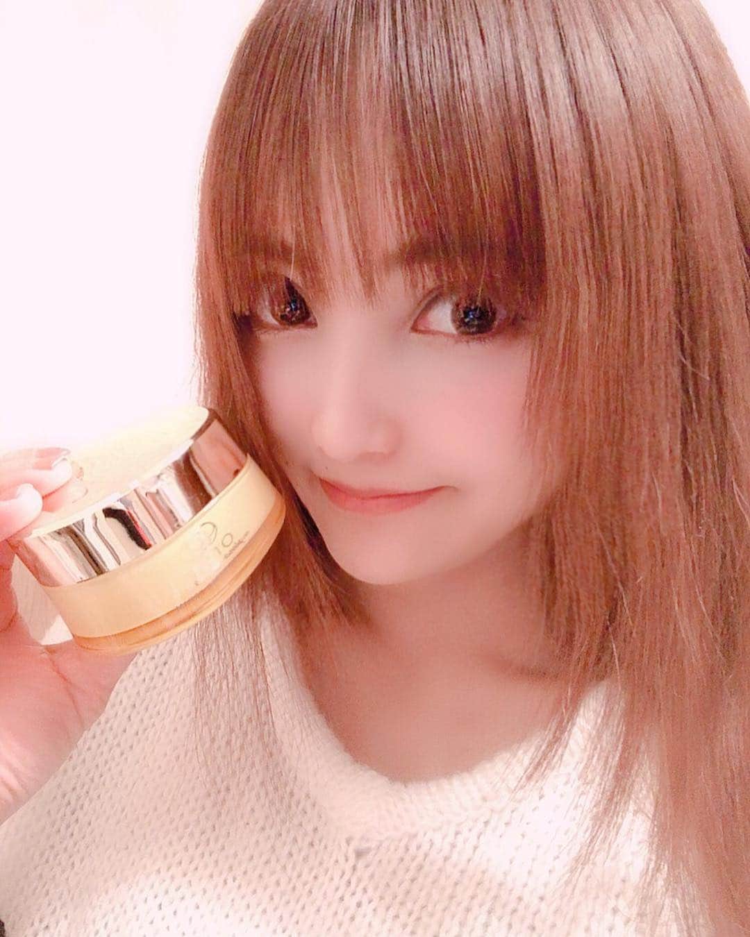 宇佐美あいりさんのインスタグラム写真 - (宇佐美あいりInstagram)「久々にコスメ紹介♬#oneパワーリフティングクリーム ✨なんとこれオールインワンで10個の機能が全部入って最高🤗忙しい日でも30秒でハリ、ツヤ、潤いを実感できてお手軽なリフトケアができてお肌命あいりんの最近のお気に入りです😳✨オススメ💓  #グラドル自画撮り部部#猫顔#babyface#ナチュラル#美容#美意識#ユーグレナ#パワーリフティング#パワリフ#オールインワンジェル#30秒リフトケア#化粧品#cosme#コスメ#スキンケア#お手入れ#10種類#クリーム#乳液#化粧水#美容液#下地#アイクリーム#デコルテクリーム#パックマスク#ボディクリーム#リップクリーム#japanesegirl#followme」3月16日 20時27分 - airi.usami_official