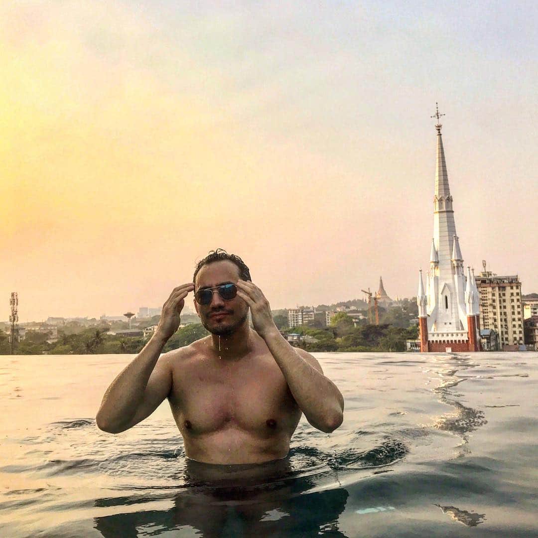 のインスタグラム：「Sunset time! The Roman Gladiator is chilling out in Yangon, Myanmar 🇲🇲 今日も一日お疲れ様です！また明日よろしくお願い致します。Dopo la battaglia, il gladiatore scoatta, osservando il sole tramontare dal tepidarium 🌅  #ベリッシモ #料理研究家 #francescobellissimo #chef #tvchef #laprovadelcuoco #masterchef #世界くらべてみたら #せかくら #ミャンマー #ヤンゴン #panpacificyangon #sexyman #nakedman #luxurylifestyle #vip #tronista #coattoromano #italian #italianstyle #イタリア人 #イタリアの種馬 #イケメン #イケメン料理人 #空手家 #picoftheday #enjoylife #riccanza #筋肉」