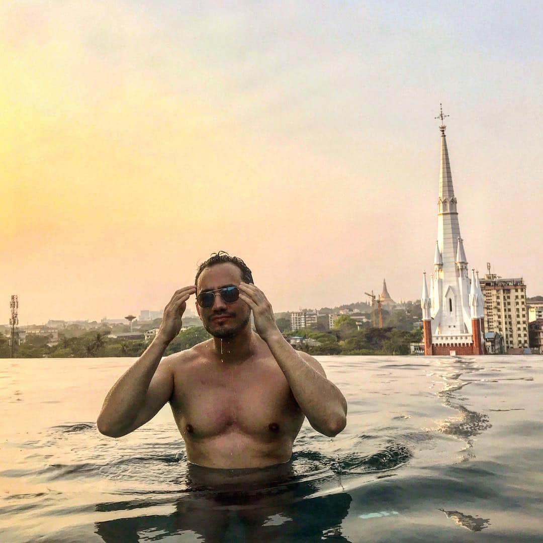 ベリッシモ・フランチェスコさんのインスタグラム写真 - (ベリッシモ・フランチェスコInstagram)「Sunset time! The Roman Gladiator is chilling out in Yangon, Myanmar 🇲🇲 今日も一日お疲れ様です！また明日よろしくお願い致します。Dopo la battaglia, il gladiatore scoatta, osservando il sole tramontare dal tepidarium 🌅  #ベリッシモ #料理研究家 #francescobellissimo #chef #tvchef #laprovadelcuoco #masterchef #世界くらべてみたら #せかくら #ミャンマー #ヤンゴン #panpacificyangon #sexyman #nakedman #luxurylifestyle #vip #tronista #coattoromano #italian #italianstyle #イタリア人 #イタリアの種馬 #イケメン #イケメン料理人 #空手家 #picoftheday #enjoylife #riccanza #筋肉」3月16日 20時40分 - bellissimoyoshi