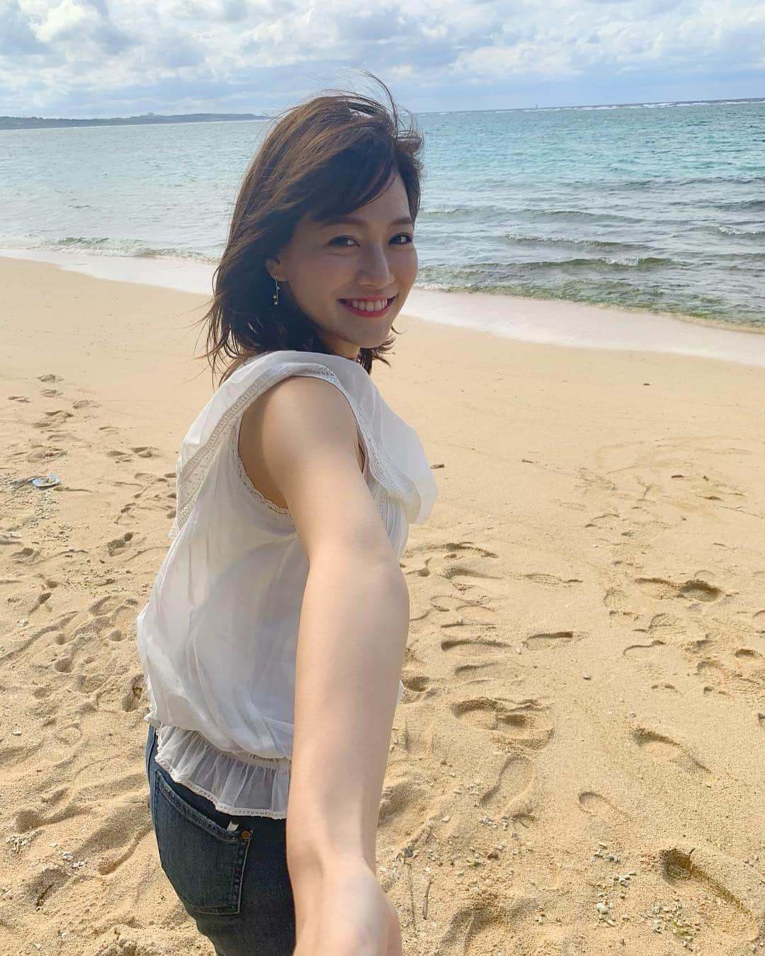 石井里奈さんのインスタグラム写真 - (石井里奈Instagram)「こんばんは🥰💕 お待たせしました🙆‍♀️沖縄編🐬 . いつも反響をいただく #彼女とデートなうに使っていいよ シリーズ🤭❤️ . 久々の沖縄🌊💕今回は広告撮影で📸 . 本当に驚くほど海が綺麗🏖💕 . ずっと曇ってたのに、海に着いたら太陽さんがこんにちは🌞❤️😂 . 本当に最高のコンディションで撮影できました💕✨😍 . 綺麗な海に癒されたなぁ〜✨ . 今度はプライベートでゆっくり来たい💕 . まだ寒くて泳げなかったけど、あったかくなったらシュノーケリングとか絶対最高なんだろうなぁ〜🐠❤️ . 今日もお疲れ様でした☺️✨ . #沖縄 #okinawa #beach #ビーチ #海 #sea #沖縄旅行 #resort #リゾート #砂浜 #プライベートビーチ #沖縄好き #japan #japanesegirl #happy #travel #trip #旅行 #国内旅行 #旅行好き #夏休み #ゴールデンウィーク #gw #vacation #view #beautiful #綺麗 #nature」3月16日 20時33分 - ri7tin1025