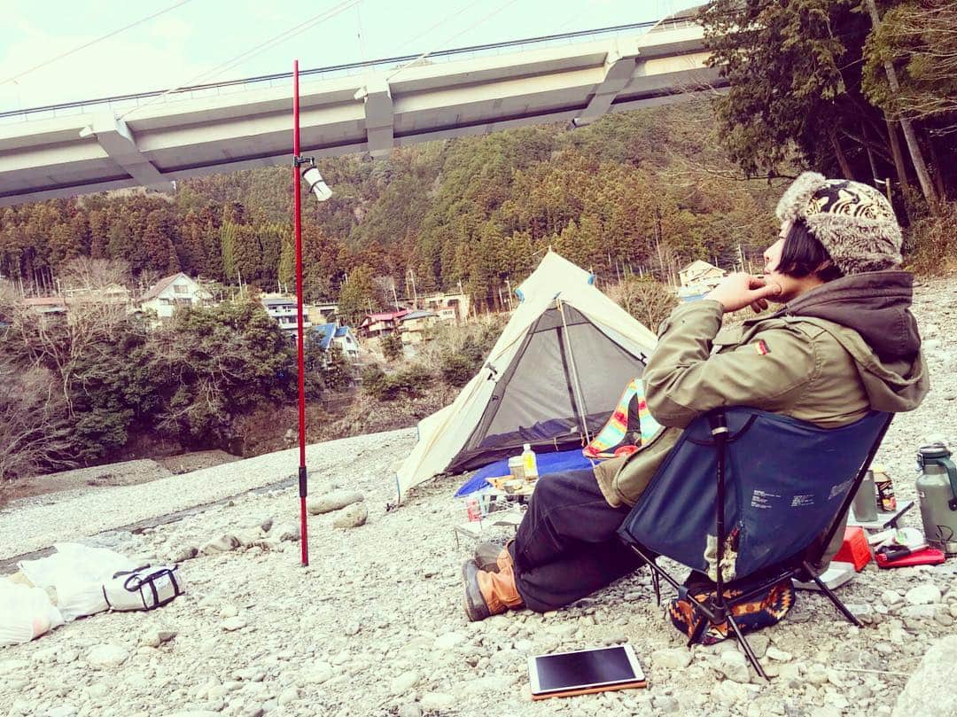 小林唯さんのインスタグラム写真 - (小林唯Instagram)「一ヶ月ぶりのキャンプで川井キャンプ場。人少なくてステキ。 わしの幕たち、地味だなぁ色が。  #キャンプ #川井キャンプ場 #msr #pendleton  #helinox」3月16日 20時36分 - yui3651