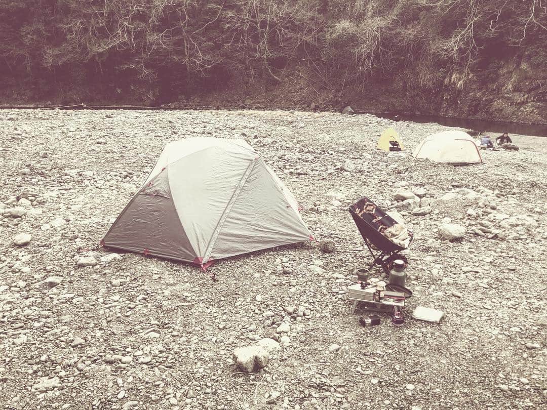 小林唯さんのインスタグラム写真 - (小林唯Instagram)「一ヶ月ぶりのキャンプで川井キャンプ場。人少なくてステキ。 わしの幕たち、地味だなぁ色が。  #キャンプ #川井キャンプ場 #msr #pendleton  #helinox」3月16日 20時36分 - yui3651