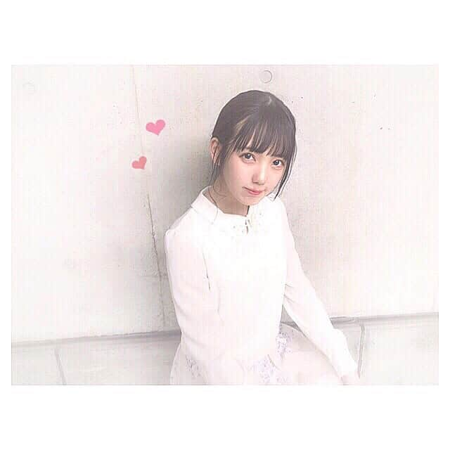 門田桃奈さんのインスタグラム写真 - (門田桃奈Instagram)「﻿ ୨୧┈┈┈┈┈┈┈┈┈┈┈┈୨୧﻿ ﻿ ﻿ 握手会 ありがとうございました🥺💗﻿ ﻿ ﻿ 今日は船長の 岡田奈々さんから﻿ この前いただいた お洋服を着ました( ˙꒳​˙ )❁﻿ ﻿ ﻿ 襟元のお花たち お気に入りです🤤💘💘﻿ ﻿ ﻿ ﻿ また春先に たくさん着よう🌷🌷﻿ ﻿ ﻿ ﻿ 明日は 第4部だよ～🐓﻿ ﻿ ﻿ ﻿ ﻿  #握手会 #お洋服 #白ブラウス  #岡田奈々さん #AKB48 #ありがとうございます( ¨̮ )‪︎」3月16日 20時37分 - momopyon_7