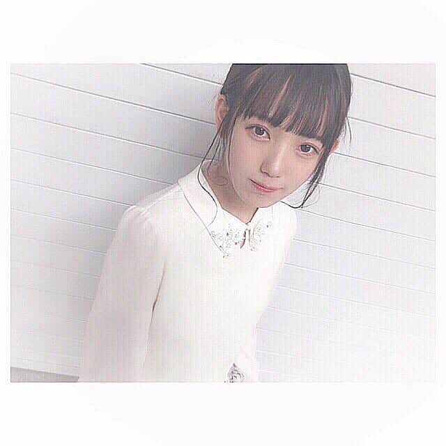 門田桃奈さんのインスタグラム写真 - (門田桃奈Instagram)「﻿ ୨୧┈┈┈┈┈┈┈┈┈┈┈┈୨୧﻿ ﻿ ﻿ 握手会 ありがとうございました🥺💗﻿ ﻿ ﻿ 今日は船長の 岡田奈々さんから﻿ この前いただいた お洋服を着ました( ˙꒳​˙ )❁﻿ ﻿ ﻿ 襟元のお花たち お気に入りです🤤💘💘﻿ ﻿ ﻿ ﻿ また春先に たくさん着よう🌷🌷﻿ ﻿ ﻿ ﻿ 明日は 第4部だよ～🐓﻿ ﻿ ﻿ ﻿ ﻿  #握手会 #お洋服 #白ブラウス  #岡田奈々さん #AKB48 #ありがとうございます( ¨̮ )‪︎」3月16日 20時37分 - momopyon_7