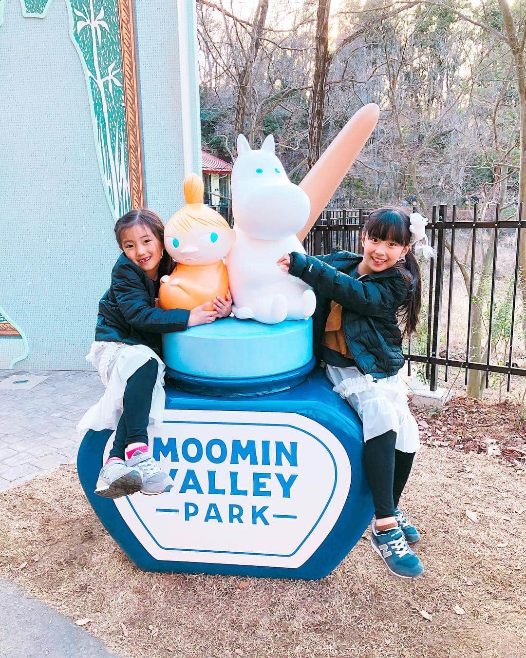 megumi matsuoさんのインスタグラム写真 - (megumi matsuoInstagram)「★★★ 先日、KIDSTONE TVの取材で @moominvalleypark へ行ってきました♡ 今日からオープンだそうです！！ ⁑ 私はムーミンの声を岸田今日子さんがしているアニメを見ていた人w また4月から始まるらしいね！ 子どもたちも楽しみにしてるっていう ミラはリトルミーが大好きになったみたいw ⁑ まだまだ行けなかったアトラクションがあるので、また行きたいと思います♡ ⁑ KIDSTONE TVの配信も楽しみ♡ ⁑ #サラミラ#サラミラコーデ#姉妹#姉妹コーデ#お揃いコーデ#小学生#女の子#js1#js2#kids#girl#キッズ#キッズモデル#キッズファッション#kidsfashion#kids#kidsmodel#kidstone#トーンキッズ#キッズトーン#smile#happy#北欧#ママ#ママライフ#ママカメラ#3児ママ#moominvalleypark#moomin#飯能#サラミラグッジョブ」3月16日 20時44分 - sara_mira_