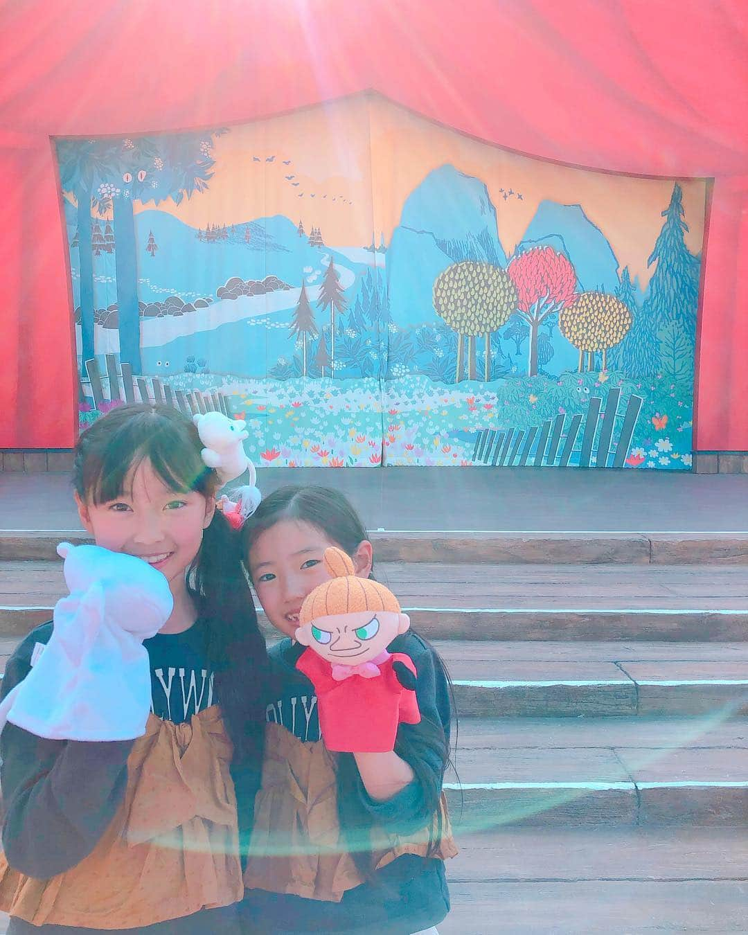 megumi matsuoさんのインスタグラム写真 - (megumi matsuoInstagram)「★★★ 先日、KIDSTONE TVの取材で @moominvalleypark へ行ってきました♡ 今日からオープンだそうです！！ ⁑ 私はムーミンの声を岸田今日子さんがしているアニメを見ていた人w また4月から始まるらしいね！ 子どもたちも楽しみにしてるっていう ミラはリトルミーが大好きになったみたいw ⁑ まだまだ行けなかったアトラクションがあるので、また行きたいと思います♡ ⁑ KIDSTONE TVの配信も楽しみ♡ ⁑ #サラミラ#サラミラコーデ#姉妹#姉妹コーデ#お揃いコーデ#小学生#女の子#js1#js2#kids#girl#キッズ#キッズモデル#キッズファッション#kidsfashion#kids#kidsmodel#kidstone#トーンキッズ#キッズトーン#smile#happy#北欧#ママ#ママライフ#ママカメラ#3児ママ#moominvalleypark#moomin#飯能#サラミラグッジョブ」3月16日 20時44分 - sara_mira_