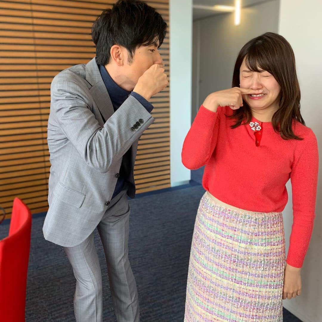 青木源太さんのインスタグラム写真 - (青木源太Instagram)「2人とも花粉症。今、一番辛い時期。  2枚目の尾崎アナは、花粉ではなく隣の内股おじさんに反応してこの表情。  #花粉症 #青木源太 #内股  #尾崎里紗」3月16日 20時45分 - aoki.genta