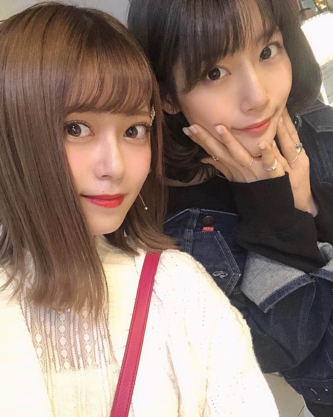 岩花詩乃のインスタグラム：「あいちゃんにやっと会えました😳 すっごく可愛かった🥺 リップとパックをプレゼントしてくれました😳 リップの色が私好みすぎて、、大切に使います😢❤ 早くつけたくて、ツーショット撮る前につけた🥰笑 いっぱいお話できて嬉しかった〜 まだ日程決まってないけど次会うのが楽しみ🧐笑 ごちそうさまでした🤭💫」