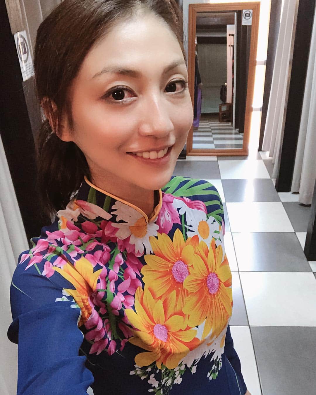 中川愛海さんのインスタグラム写真 - (中川愛海Instagram)「ベトナム🇻🇳VOL.4 ベトナム2日目HISにて無事にチケット確保。HISではステキなサービスがありアオザイを着て写真が撮れました！色々なカラフルなアオザイがたくさん。選んで着て写真を撮りさらに帰り道街中は磯崎さんが案内していただき色々知れた！おしゃれなL’Usineというカフェも連れてっていただき楽しかったー 色々ありがとうございます😊 無事にこれで帰れるしベトナム引き続き満喫！ @ami_nakagawa_  #ベトナム #ホーチミン #his #アオザイ #アオザイレンタル #アオザイ着てみた #中川愛海 #カフェ #L’Usine #若者に人気 #セレブカフェ#結果が全て」3月16日 20時52分 - ami_nakagawa_