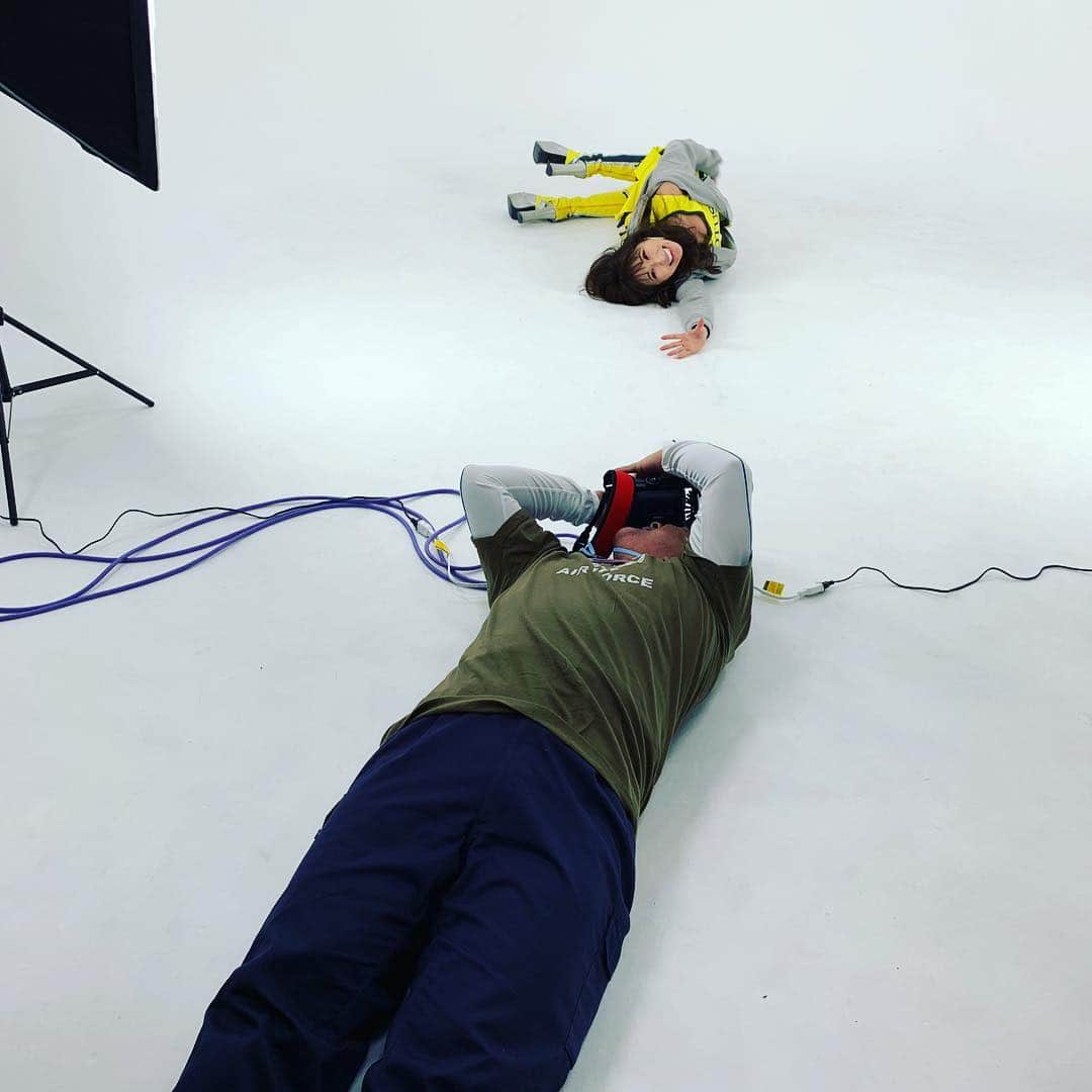 のインスタグラム：「集中力がないので、ふざけないと生きていけない性格の私です。  普通に撮ってたのに飽きていきなり転がってみたところ、カメラマンさんも転がってくれたw  2枚目も決めてる風だけど私めっちゃふざけてますw こんな私を受け入れてくれる周りの方々に本当感謝。  #sgt #carstokaidream28 #rq #racequeen #写真好きな人と繋がりたい #レースクイーン #撮影モデル #撮影会  #supergt #supergt2018」