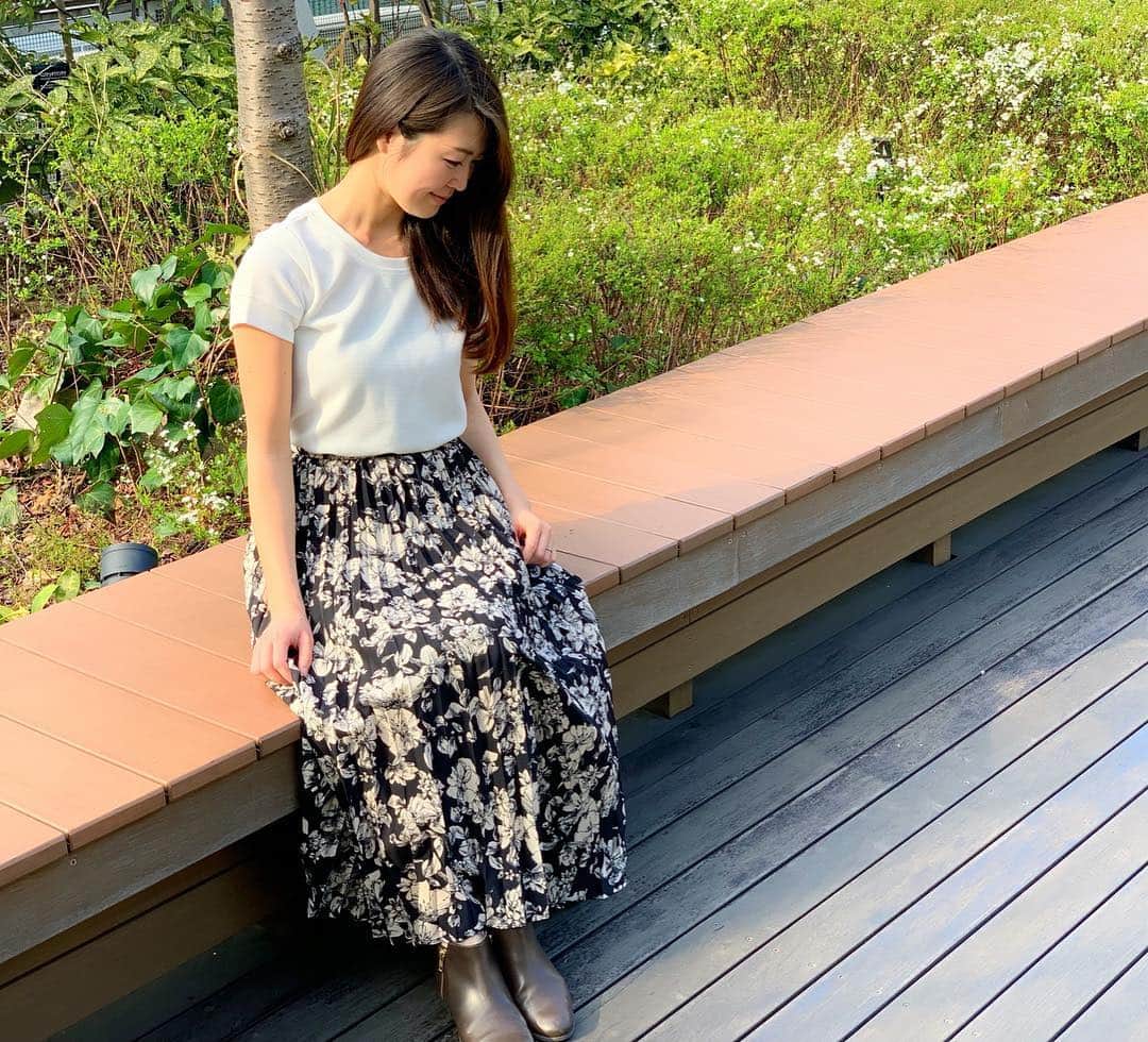 のインスタグラム：「今日は結構寒かった🧥 けれど先週はすごく暖かかったので久しぶりにインナー半袖でお出かけ😊 @titivatejp の花柄スカート、この春大活躍する予感😍プチプラでたくさん動けて助かる💕 . . この日は銀座でランチして、まあみちゃん親子 （ @maami.hase ）と#銀座三越 の屋上で子供を遊ばせたのだけれども、最近の息子氏はほんと元気いっぱいすぎて😂ベビーカーから下ろした瞬間びゅーんとどっかいってしまい、、屋上庭園をぐるぐる10周くらい母は追っかけ回して暑すぎて半袖で充分でございました😂😭 相当楽しそうだったので、まあ良いか☺️ . . ここ1ヶ月くらいなんだかイヤイヤ期っぽくて、遊ばせてて帰るためにベビーカー乗せたりする時が特に嫌みたいで、、 抱きあげようとするとしゃがみこんでひっくり返って泣くし、ぼくちゃんのやんちゃさに母はたじたじです🤣ベビーカー乗せるのに15分は格闘する😭大変だけどこれも息子の大事な成長。こんな時もあったな❤️と過ぎ去ったら思えるのかな😭😭（と信じて過ごす母） . . 👗この日のコーデ👗 . . #tops .#titivate （@titivatejp ） #skirt .#titivate（ @titivatejp ） #shoes . #urbanresearch （ @urban_research ） . . #ママコーデ #コーディネート #ティティベイト #赤ちゃんとお出かけ #家族でお出かけ #男の子ママ #1歳5ヶ月 #成長記録 #プレイヤイヤ期 #育児あるある #親子 #1歳児 #赤ちゃん #ママライフ #赤ちゃんのいる生活 #新米ママさんと繋がりたい #親バカ部 #ig_oyabakabu  #l4l #happy #happydays」