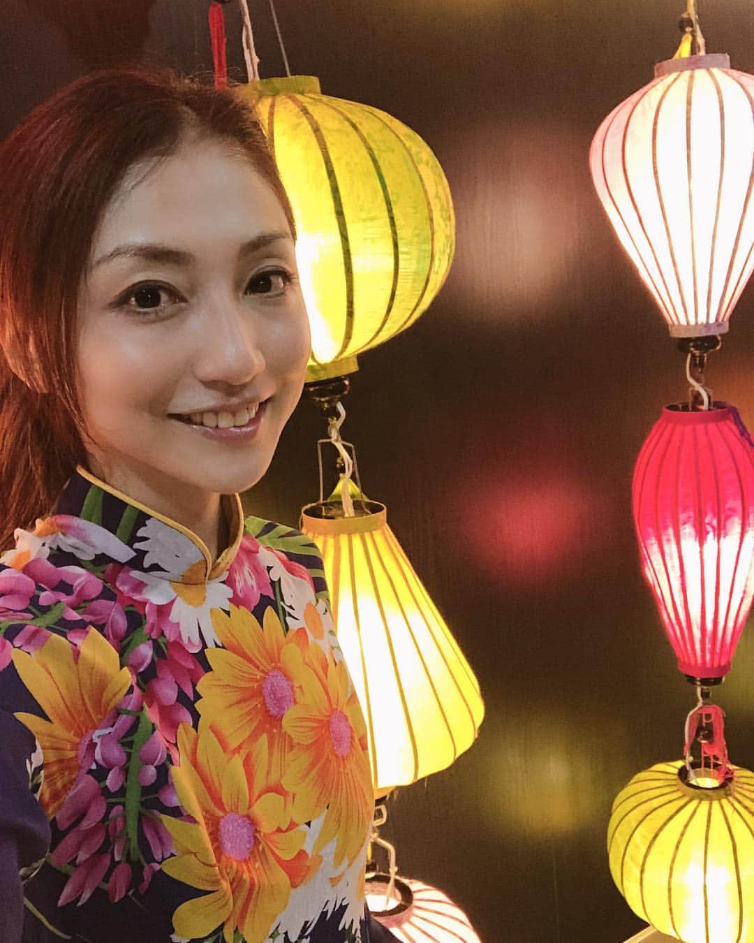 のインスタグラム：「ベトナム🇻🇳VOL.4 ベトナム2日目HISにて無事にチケット確保。HISではステキなサービスがありアオザイを着て写真が撮れました！色々なカラフルなアオザイがたくさん。選んで着て写真を撮りさらに帰り道街中は磯崎さんが案内していただき色々知れた！おしゃれなL’Usineというカフェも連れてっていただき楽しかったー 色々ありがとうございます😊 無事にこれで帰れるしベトナム引き続き満喫！ @ami_nakagawa_  #ベトナム #ホーチミン #his #アオザイ #アオザイレンタル #アオザイ着てみた #中川愛海 #カフェ #L’Usine #若者に人気 #セレブカフェ#結果が全て」