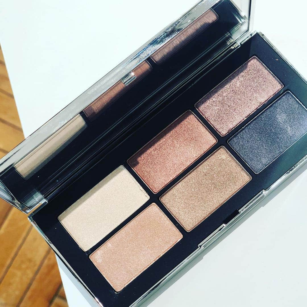 VOCE編集部さんのインスタグラム写真 - (VOCE編集部Instagram)「#NARS の #限定コレクション 😍﻿ ﻿ 4/24に数量限定発売されるのがこちら。﻿ ロサンゼルスを拠点に活躍する新進気鋭のアーティスト、﻿ Connor Tingley（コナー・ティングリー）にインスパイアされたアイテムたち。﻿ 「CONNOR TINGLEY FOR NARS」﻿ ※NARSのオフィシャルサイトでの限定発売です！﻿ ﻿ 🔹NARS オーデイシャスリップスティック 限定4色 各¥3900﻿ 濃密な発色なのにつけ心地がいい、と人気のリップから、﻿ 大胆でアーティスティックな限定の4シェードが。﻿ そしてパッケージもカッコイイ！﻿ ワイルドでヴィヴィッドなカラバリもカッコイイ！！﻿ ﻿ 🔹NARS アイシャドーパレット 限定1種 ¥5900﻿ パウダーとリキッドを混ぜてプレストした、﻿ なめらかなテクスチャーのパウダー。﻿ アイシャドウのカラーはすべて、新色、限定色になります。﻿ 捨て色なしの、オシャレすぎるアイパレ、絶対に入手すべし！﻿ （ウェブサイト担当M）﻿ ﻿ #voce #vocemagazine﻿ #ヴォーチェ #新作コスメ #デパコス #コスメマニア #コスメ好きさんと繋がりたい #オーデイシャスリップスティック #アイシャドーパレット #アイシャドウ #アイパレット #アイパレ #ナーズ」3月16日 20時53分 - vocemagazine