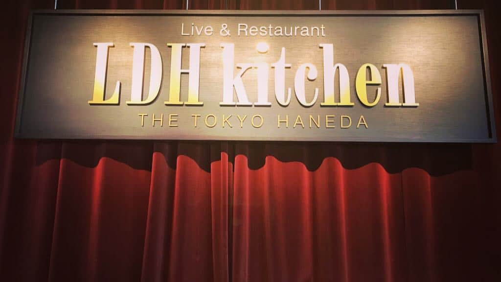 ハジ→さんのインスタグラム写真 - (ハジ→Instagram)「3.16 . 今日はファンクラブイベントでした☺️🌈 . #ldhkitchenthetokyohaneda  にて♪♪♪ . 1枚目の写真は お気に入りすぎて、 ツイッターのヘッダー！？ っていうのかな？ あそこに新しく登録しちゃいました♪ . こちらの写真は 投稿はインスタ限定📸 . 他の写真もインスタ限定祭りですね🏮 . . 今日ピアノでサポートしてくれた、 @joe_hanachan  ありがとう😊 . dj K+もありがとうな😊 . こちらのお店 音も、雰囲気も 最高&最幸すぎです😭🌈‼️ . 気持ち良さ居心地、 💯満点以上でした🔥 #すごい店 . . またこの場所で ライブできるように、 ハジ→、精進して参ります‼️ . . サインまで置かせていただき、 LDHさん、本当にありがとうございました😊 . . #羽田空港 #行ったら #ldhkitchenthetokyohaneda  #行くべし」3月16日 20時54分 - hazzie840