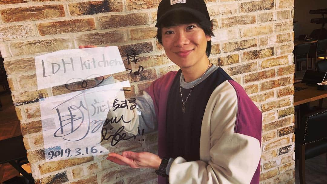 ハジ→さんのインスタグラム写真 - (ハジ→Instagram)「3.16 . 今日はファンクラブイベントでした☺️🌈 . #ldhkitchenthetokyohaneda  にて♪♪♪ . 1枚目の写真は お気に入りすぎて、 ツイッターのヘッダー！？ っていうのかな？ あそこに新しく登録しちゃいました♪ . こちらの写真は 投稿はインスタ限定📸 . 他の写真もインスタ限定祭りですね🏮 . . 今日ピアノでサポートしてくれた、 @joe_hanachan  ありがとう😊 . dj K+もありがとうな😊 . こちらのお店 音も、雰囲気も 最高&最幸すぎです😭🌈‼️ . 気持ち良さ居心地、 💯満点以上でした🔥 #すごい店 . . またこの場所で ライブできるように、 ハジ→、精進して参ります‼️ . . サインまで置かせていただき、 LDHさん、本当にありがとうございました😊 . . #羽田空港 #行ったら #ldhkitchenthetokyohaneda  #行くべし」3月16日 20時54分 - hazzie840