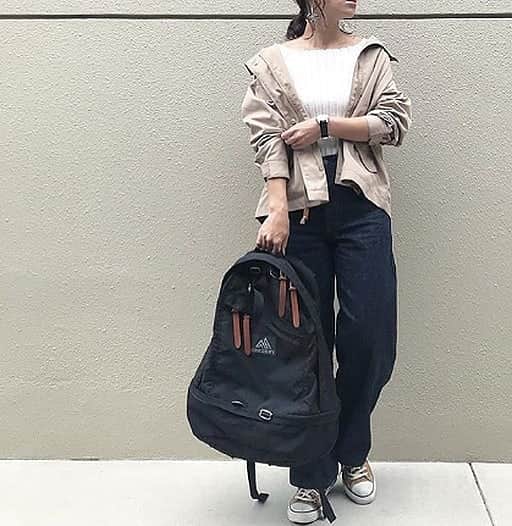 のインスタグラム：「#mineカジュアル コーデ 白トップスにベージュの軽アウター✨気分はもう春ですね♡ シンプルコーデに大きめのリュックを合わせることで大人っぽ過ぎない大人カジュアルコーデに💕 ・ アイテムの詳細は @mika_____akim さんのインスタをチェック👀👈 ・ MINEデビュー募集中！お花見コーデを大募集しています！ #お花見コーデmine のハッシュタグを付けてぜひ投稿してください！ 投稿いただいたコーデはInstagramとMINE記事で紹介させていただきます！ ・ #きょコ #gregory #グレゴリー #バックパック #グレゴリーリュック#ユニ女 #pichi #fifth #コンバース #pr #シンプルコーデ #6_beautyandyouth #rokubeautyandyouthス #converse #コンバース #今日のコーデ #今日の服  #大人コーデ #minieプチプラ部 #fashion #coordinate #instafashion #大人カジュアル #mineby3mootd #mineby3m  #カジュアルコーデ  #春コーデ @gregoryjapan」