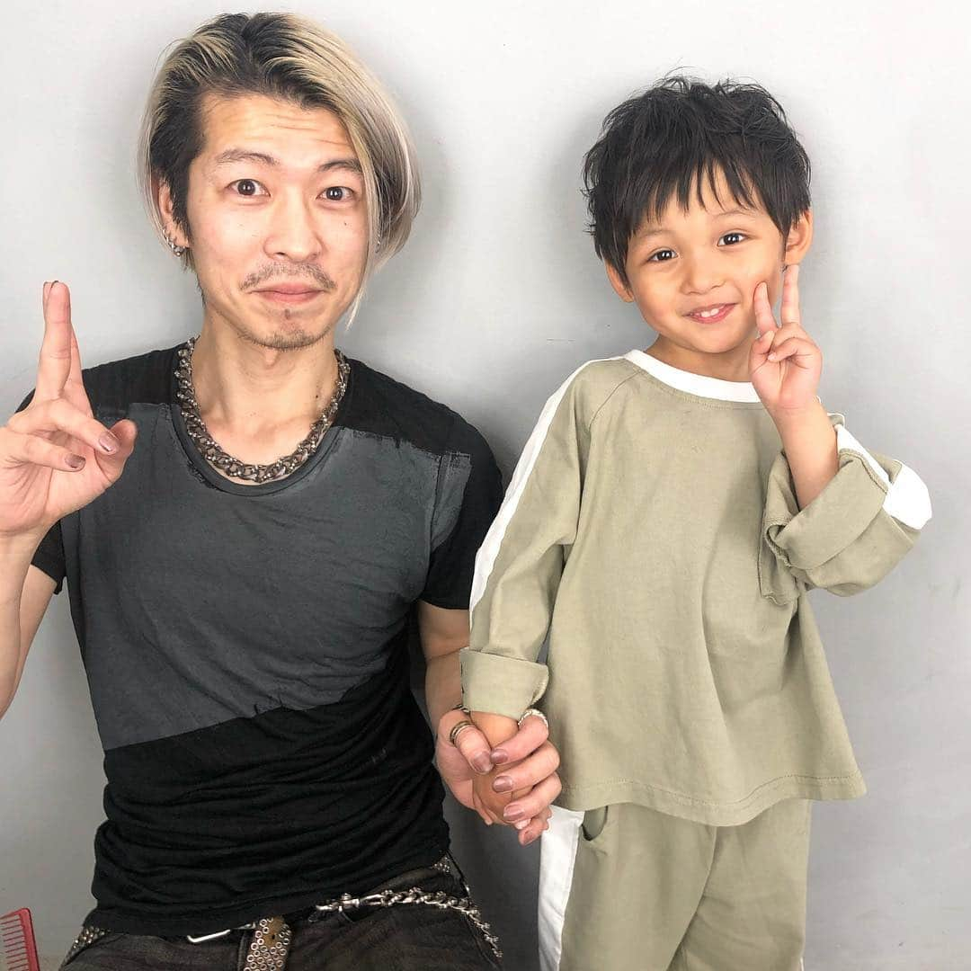 北川 貴憲さんのインスタグラム写真 - (北川 貴憲Instagram)「@takanori.kitagawa @cho_so_  キッズカット❤︎ ナチュラルにカッコ良く^ ^ 髪型に悩んでる方！ 是非、僕にお任せ下さい！ 必ず、あなたに似合う！！ 見つけだします☆ 3月は、とくに予約が混み合いそうなので 早い目予約お待ちしています！ プロフィールの ホームページ ホットペッパーより！ 10時から23時まで営業！  新宿駅・新宿三丁目駅・西武新宿駅から徒歩3分！ビックロの裏！【JR新宿駅から】東口から出る→横断歩道を「ヨドバシカメラ」・「ビックカメラ」方面に渡る→右に進む→「メガネスーパー」がある角を左に曲がる→右手にある1階が「ダイコクドラッグ」のビルの4階。【新宿三丁目駅から】A5出口から出る→右手に少し進む→最初の角を右に曲がる→左手にある1階が「ダイコクドラッグ」のビルの4階。 cut color ¥3500〜 doublecolor ¥8000〜 treatment ¥2000〜  @takanori.kitagawa #hair#ヘアアレンジ#グレージュ#ヘアスタイル#小顔カット#ボブ#動画#ロブ#japan#tokyo#新宿#美容室#ALBUM#tbt#北川スタイル#instagood#love#cute #weddig#likes#mery_hair_arrange#mie#cchannel #happy#당고머리 #fashion#염색스타그램」3月16日 21時06分 - takanori.kitagawa