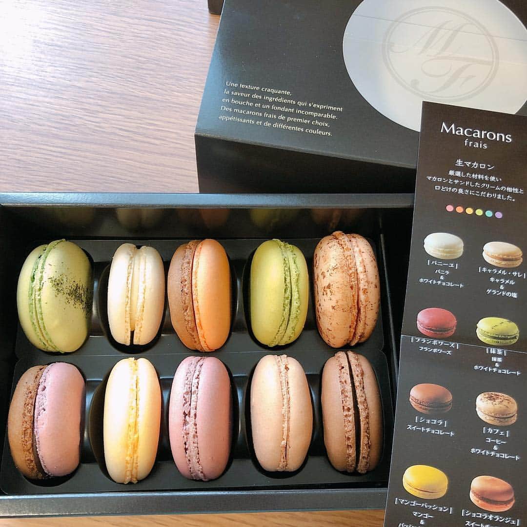 taro_smiledaysのインスタグラム：「#whiteday ・ ・ ・ ・ 夫から貰ったホワイトデーのお返し💝 ・ ・ 入院中の身にはこの甘さが染み渡ります〜😋 ・ ・ ・ #patisserieichiryu #パティスリーイチリュウ #福岡グルメ #fukuoka #fukuokafood #fukuokasweets  #ホワイトデー #ホワイトデーお返し  #マカロン #生マカロン #macaron #macarons #macaronlovers」