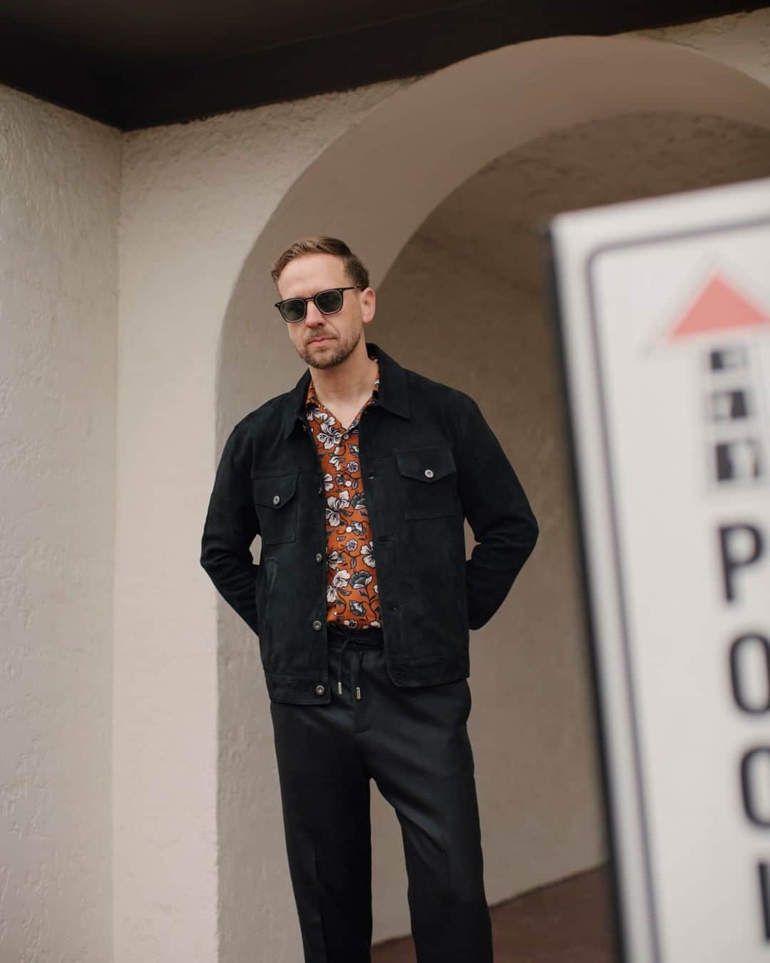 MR PORTERのインスタグラム：「Dallas is surprising, in the best possible way. Yes, the Tex-Mex is banging. Yes, the barbecue is all that you’ve hoped for and more. But it is also a city humming with creative energy, with an incredible sense of camaraderie. Everyone here seems to know (and support) everyone else, calling it the biggest small town in the US. Sounds about right.⁣ -⁣ Head to the link in bio. to learn a little bit more about the guys making their mark on the city as well as shop the new @mrp collection, pictured here. #MrPmyway」