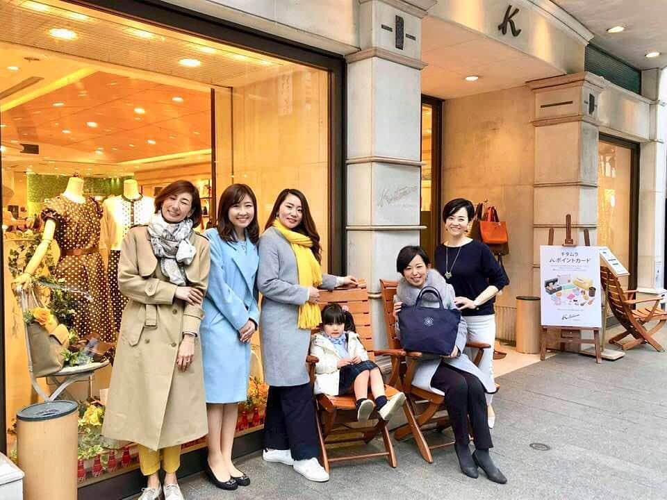 のインスタグラム：「. . .【キタムラ様で撮影でした♪】 .カメラマンは同じく神奈川ME-BYOスタイルアンバサダーの高桑ちかさん。 . .モデルは同じ神奈川ME-BYOスタイルアンバサダーの中島真知子さん、羽深紫織ちゃん。苑美さんと皆でキタムラさんの前でもパチリ😃📸💖 . . #コラボバッグ #キタムラ #元町商店街 #オアシス #神奈川MEBYOスタイルアンバサダー #フリーアナウンサー金谷有希子 #神奈川県 #神奈川 #県庁 #MEBYOスタイル #フリーアナウンサー #金谷有希子 #ママアナウンサー #女の子ママ #11ヶ月」