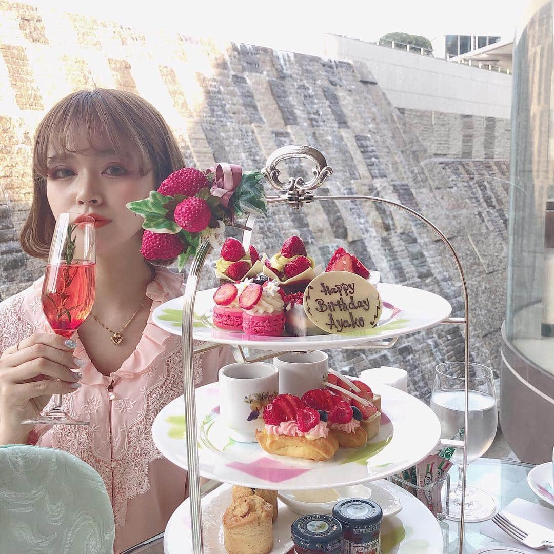 飯坂采子さんのインスタグラム写真 - (飯坂采子Instagram)「🎂 #birthday  今年はザプリンスパークタワー東京にお泊りして アフタヌーンティーで💁‍♂️にお祝いしてもらったよ♡🍷 このシャンパンすっごく好みな味で ローズマリーの香りにもうっとりでした🌿 そして初めて東京タワーへ行ってきた💒  夜になると、、、お部屋からの外の景色は 東京タワーを目の前に東京の夜景が広がってました🌛  いつもお誕生日は横浜ベイホテル東急に泊まって 横浜の夜景をみてたから今年は違った夜景がみれて とってもロマンチックで幸せでした💐 #あや_たび_ #あや_日記⠀  #theprinceparktowertokyo#afternoontea#travel#dior #elulubyjam#ザプリンスパークタワー東京#アフタヌーンティー #お誕生日#0316#ディオール#エルルバイジャム#Sサイズ #おちび#低身長#150cm#プチ旅行」3月16日 21時04分 - ayamini316