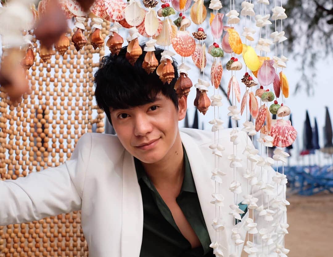 アイス・サランユーのインスタグラム：「มาถึงหาด ชะอำ เย็นนี้ หลายคนคงไม่รู้ เราเป็นลูกครึ่ง ครึ่ง ระยอง ครึ่ง ชะอำ  เราคือ คน "ระยำ" อ้าวเฮ้ยยย เล่น ตัวเองทำไม แยกๆๆๆๆๆๆ 😭😭😭😭😭 มุขมันพามาทางนี้ #เที่ยวทั่วไทยกับไอซ์ศรัณยู #ชะอำ」