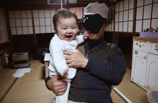 クロさんのインスタグラム写真 - (クロInstagram)「無事に、ひいじいじとご対面ー👶🏼💓👴🏻 親孫ひ孫三世代ショット📷✨ 10月ぶりの対面だったので、なんと5カ月ぶり！！ 最初は緊張していた娘もどんどん慣れていって、ひいじいじがたくさん遊んでくれるので娘もキャッキャキャッキャと喜んでおりました☺️🙏🏽✨✨✨ 詳しくはブログに書きました✍🏽✍🏽. . #親孫ひ孫四世代 #ひいじいじ #大好き新潟 #第二の故郷 #生後219日 #7m7d #baby #love #女の子赤ちゃん #女の子ママ #あいのり #ママリ#ベビフル #コドモノ #赤ちゃんのいる生活 #mamagirl #親バカ部 #楽天ROOM #smiling #smilingiscontagious #笑顔の連鎖 #ちびクロdiary #ピータニ」3月16日 21時05分 - kuro_risa