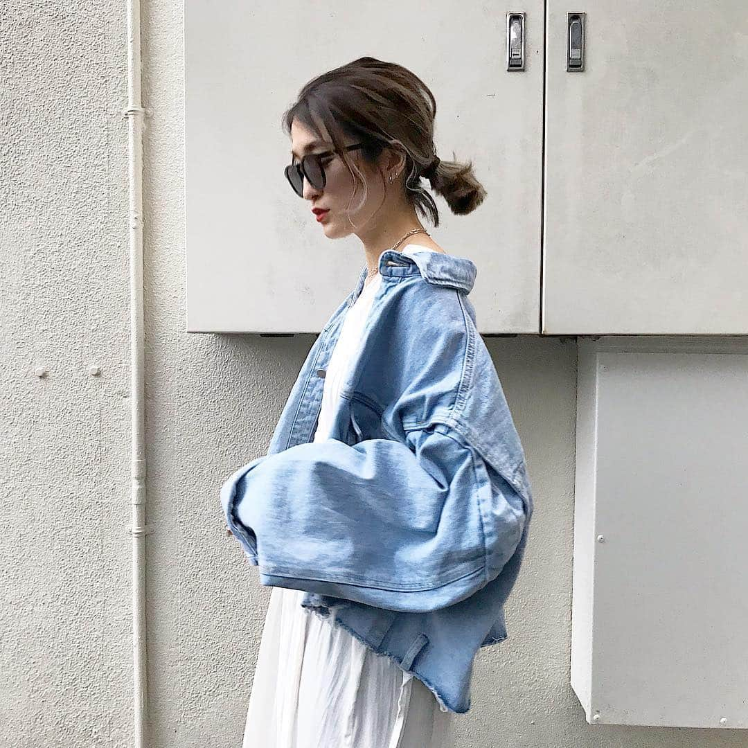 KARENさんのインスタグラム写真 - (KARENInstagram)「. おととい発売した @flugge_official のpleats muse OPにBeat denim Jaket✌︎Gジャンは迷ったけどライトブルーにしてみた🗣♡ 朝から @jameen_life さんのphoto展にお邪魔して📷沢山話も聞けてすごく楽しかった💓photo tee届くの楽しみ👐 からの元々のアパレル店舗の子達とランチ👶何年たってもサバッサバな君たちがダイスキ♡ .  #flugge#flugge_official #fluggesnap #ootd#outfit#fashion#instafashion#ig#casual#coordinate#code#me#bigotre#emmi#今日の服#今日のコーデ#今日のコーディネート#コーディネート#カジュアル#ファッション#カジュアルコーデ#ワンピース#gジャン#新作#新作発売」3月16日 21時05分 - karen_nrsm