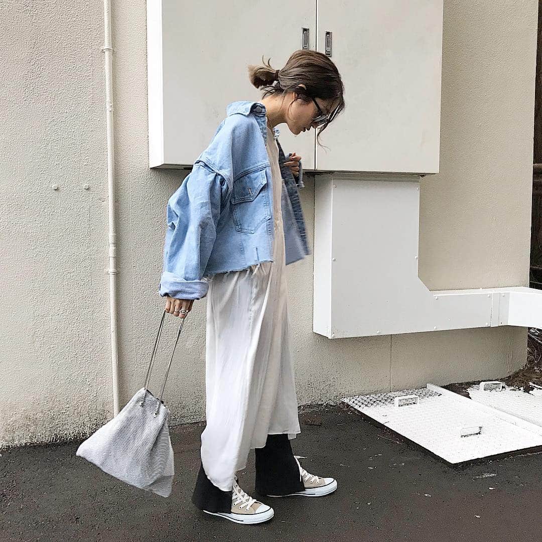 のインスタグラム：「. おととい発売した @flugge_official のpleats muse OPにBeat denim Jaket✌︎Gジャンは迷ったけどライトブルーにしてみた🗣♡ 朝から @jameen_life さんのphoto展にお邪魔して📷沢山話も聞けてすごく楽しかった💓photo tee届くの楽しみ👐 からの元々のアパレル店舗の子達とランチ👶何年たってもサバッサバな君たちがダイスキ♡ .  #flugge#flugge_official #fluggesnap #ootd#outfit#fashion#instafashion#ig#casual#coordinate#code#me#bigotre#emmi#今日の服#今日のコーデ#今日のコーディネート#コーディネート#カジュアル#ファッション#カジュアルコーデ#ワンピース#gジャン#新作#新作発売」
