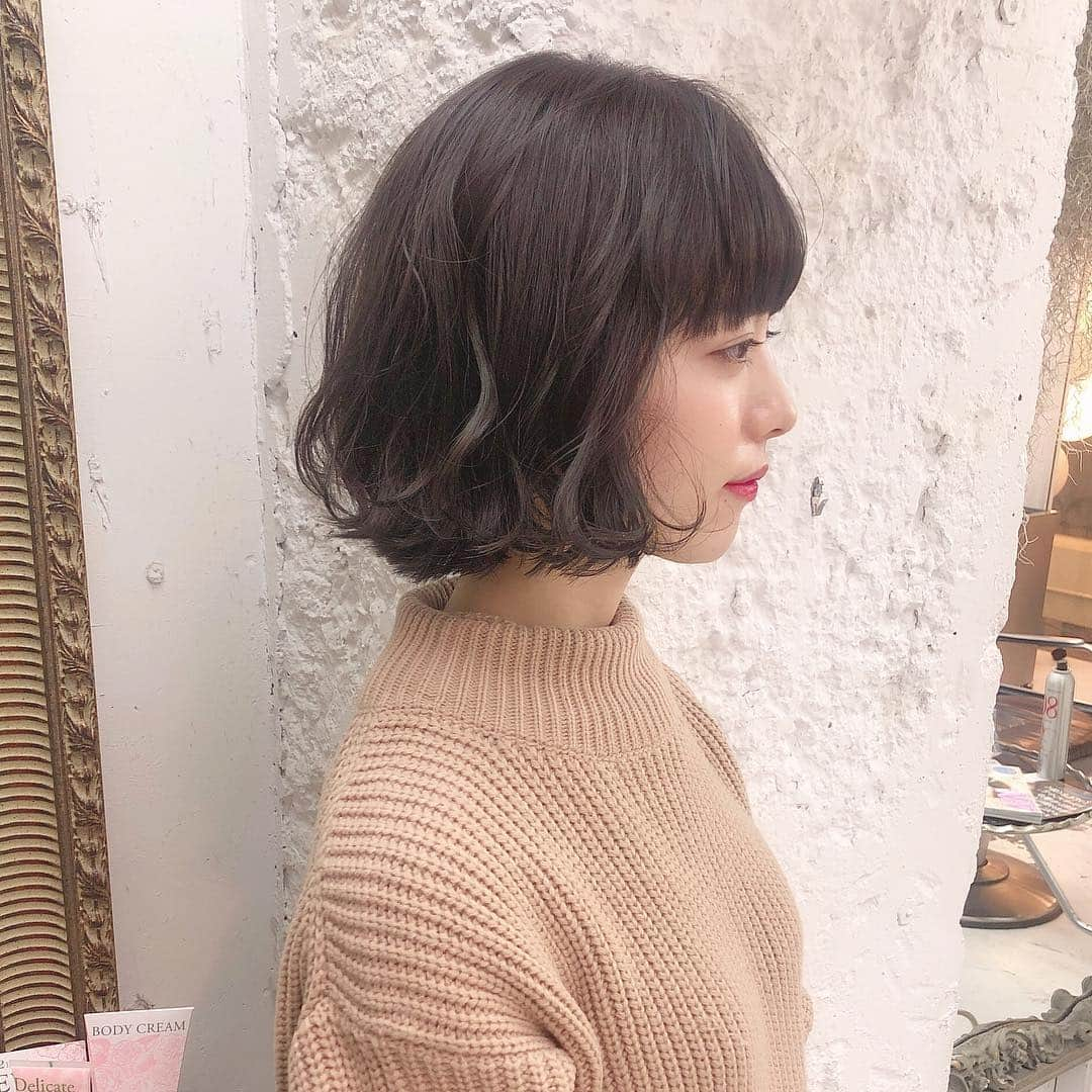 小西恭平さんのインスタグラム写真 - (小西恭平Instagram)「お客様ビフォーアフター💇🏼‍♀️✨ ・ 骨格、輪郭、顔のパーツなどを見ながらこの方に合うボブを作らせていただきました✂️ ・ 大切なカットを任せてくれてありがとございます✨  3/17、21:00〜4月後半のネット予約を解放します🙆🏻‍♂️混雑が予想されますので9時ちょうどくらいに待機していただけるとご希望の時間帯に予約がとれると思います🙇‍♂️ ・ #オブヘア#美容院#美容室#ハイライト#原宿#サロンモデル#ミディアム#美容師#グラデーションカラー#fashion #ヘア#アレンジ#ヘアアレンジ#make#zara#ロング#hair#グレージュ#ヘアスタイル#スタイリング#髪型 #メイク#シースルーバング#表参道#ショート#似合わせカット#渋谷#hairstyle#コニタンカット」3月16日 21時14分 - kyohei_konishi