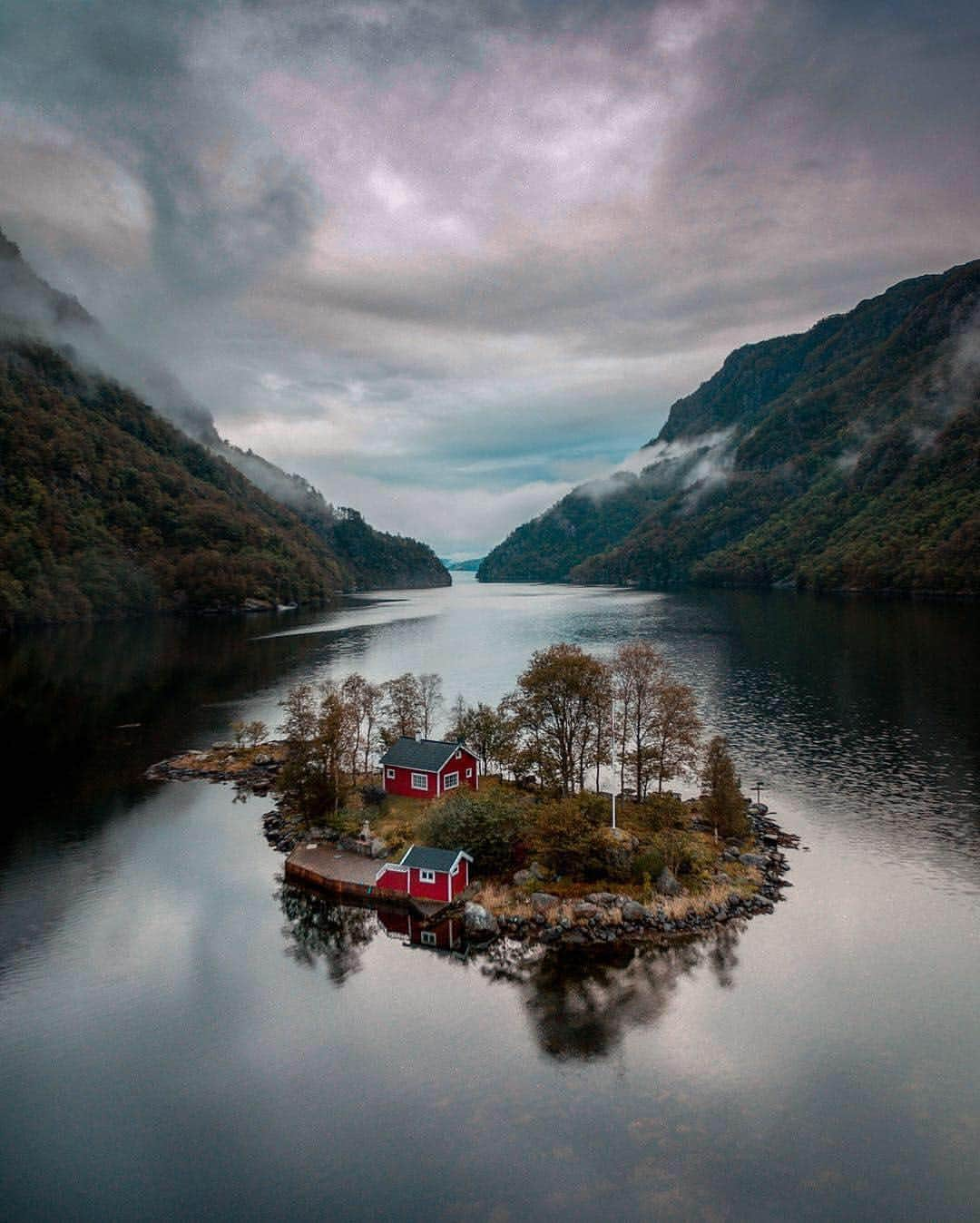 BEAUTIFUL DESTINATIONSさんのインスタグラム写真 - (BEAUTIFUL DESTINATIONSInstagram)「An artist, a writer, a fisherman? Who do you think calls this little piece of paradise home? (📷: @mpunjani @deftony83 📍Tyssedal, Hordaland, #Norway)」3月16日 21時14分 - beautifuldestinations