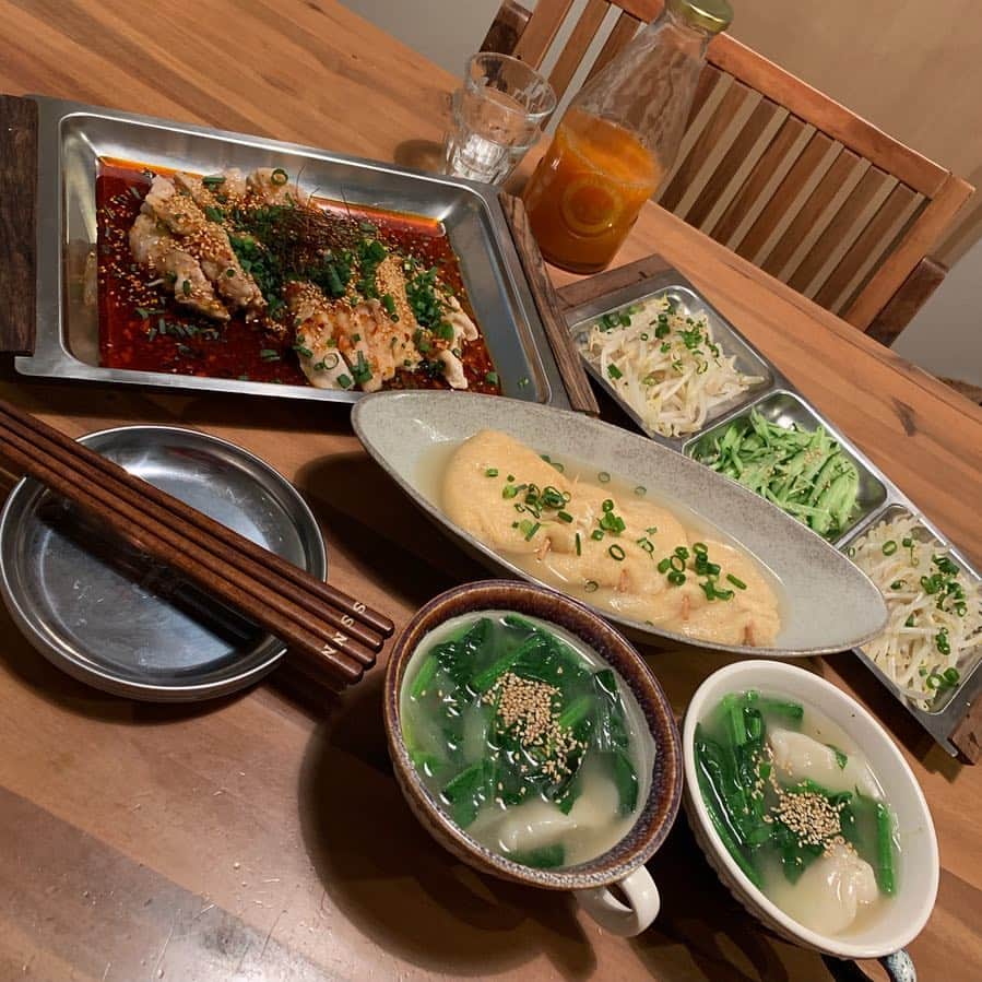 のインスタグラム：「今日はどうしても鶏肉消費したくて子供達に何がいい？って聞いたらよだれ鶏と言ってくれたから作ったよ😊👌 ☆ もやし、きゅうりはトッピング😋あと餅入り巾着をお出汁でたいて、水餃子とほうれん草のスープ☺️これにご飯ね🍚 ☆ ☆ しかしこのウッドとステンレスのvintageのプレートは超お気に入り🥰👏 @kaina_living  でゲットしたんだけど他にも色々形があってすっごい悩んだ🤢食器を選ぶ時どんな料理をのせるかとか考えるのが楽しい😊👌 ☆ あと唐揚げの作り方をめちゃめちゃDMで聞かれるんだけどYouTubeで1番最初にやってるので参考にしてみてください！ ☆ 今日はゆっくりまる子と「ビリギャル」みたんだけど超面白かった😳やっぱり気の強い女の子好きやわw😂あたしなかなか映画って途中で寝ちゃって最後までみれないんだけどこれはあっという間だった👏 ☆ そして途中泣いた😭 ☆ ま、とりあえず美味しい美味しいってご飯食べてもらえて母ちゃん幸せです😄 ☆ #foodie#おうちカフェ#food#homemade#instafood#手料理#foodphoto#テーブルコーディネート#時短レシピ#ヘルシーメニュー#fooddaily#foodpic#foodstagram#おうちごはん#暮らし#節約レシピ#よだれ鶏#dinner#foodporm#vscofood#japanesefood#foodstyling#料理写真#夕飯#ワンプレート#愛情ご飯#nanasrecipe」