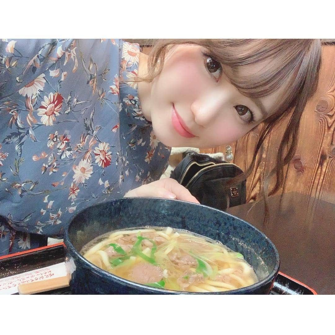 小越しほみさんのインスタグラム写真 - (小越しほみInstagram)「モーメント撮影会で京都に行って、お昼ごはん時間ない中ワガママ言って京都っぽいお店にしてもらっちゃった😝🙏🏻💦 ・ #祇園京めん ていう京都感漂ううどんそばのお店🍜✨ でも正直京都っぽいのよくわかんなくて肉うどんにした😀笑 肉うどんラブ。 肉少なめだったけど麺柔らかくて汁がとても美味しかったぁ🤤💓 ・ #祇園 #祇園ランチ #祇園グルメ #京都 #食レポ #うどん #肉 #肉うどん #肉なんば #京都 #ご当地グルメ」3月16日 21時11分 - shihomi1129